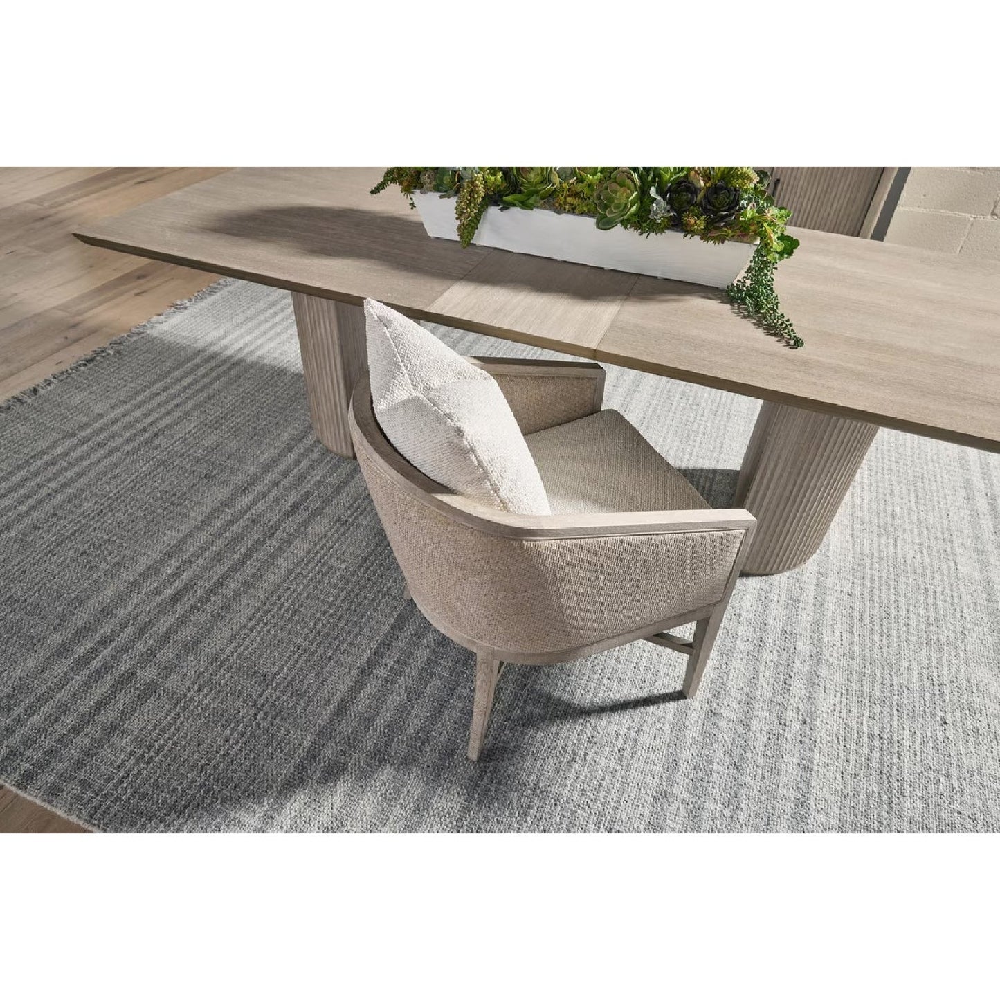 Luxury Curved Oak Linen Lounge Chair Modern Italian Style for Villa