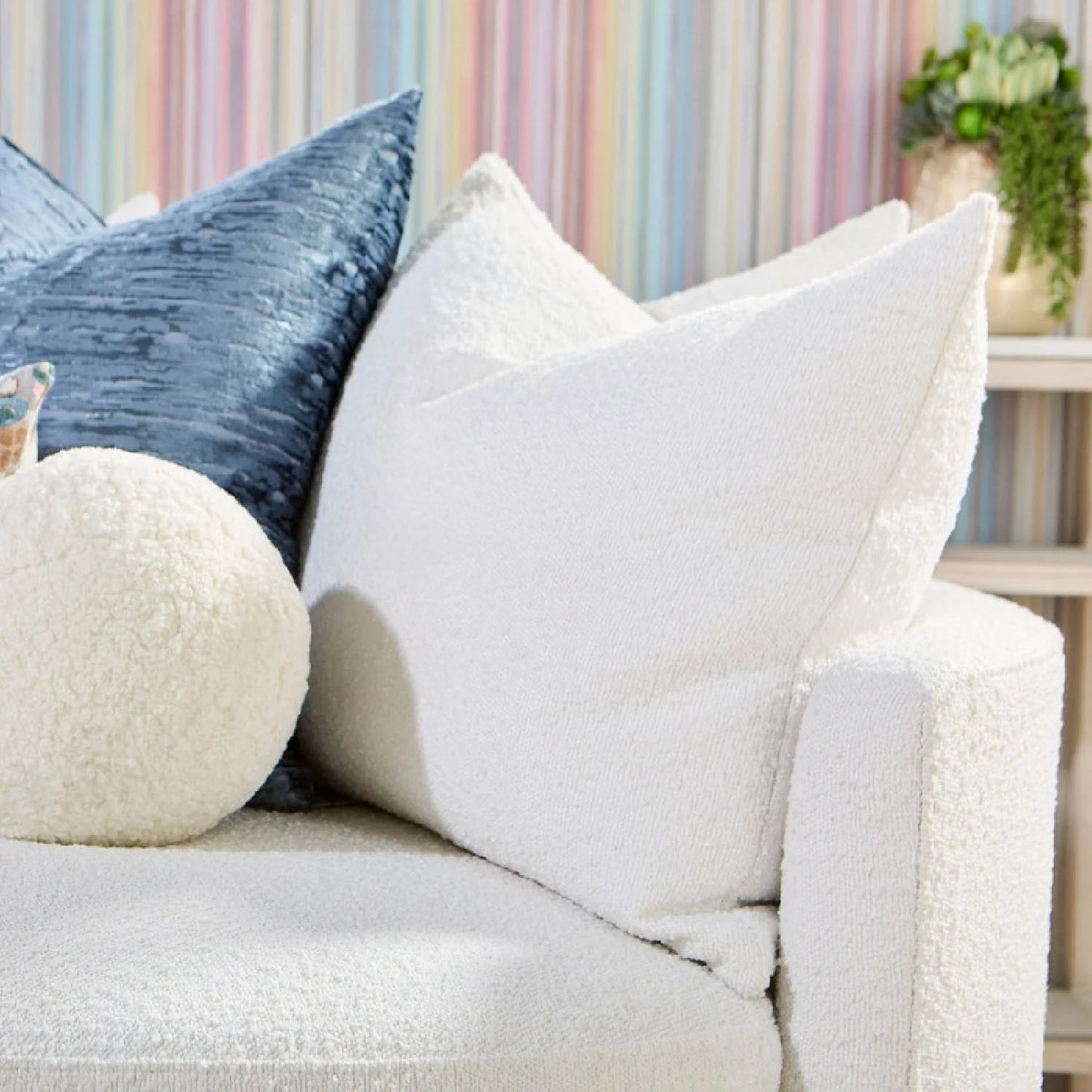 Luxury White Boucle Round Swivel Chair European Style for Villa
