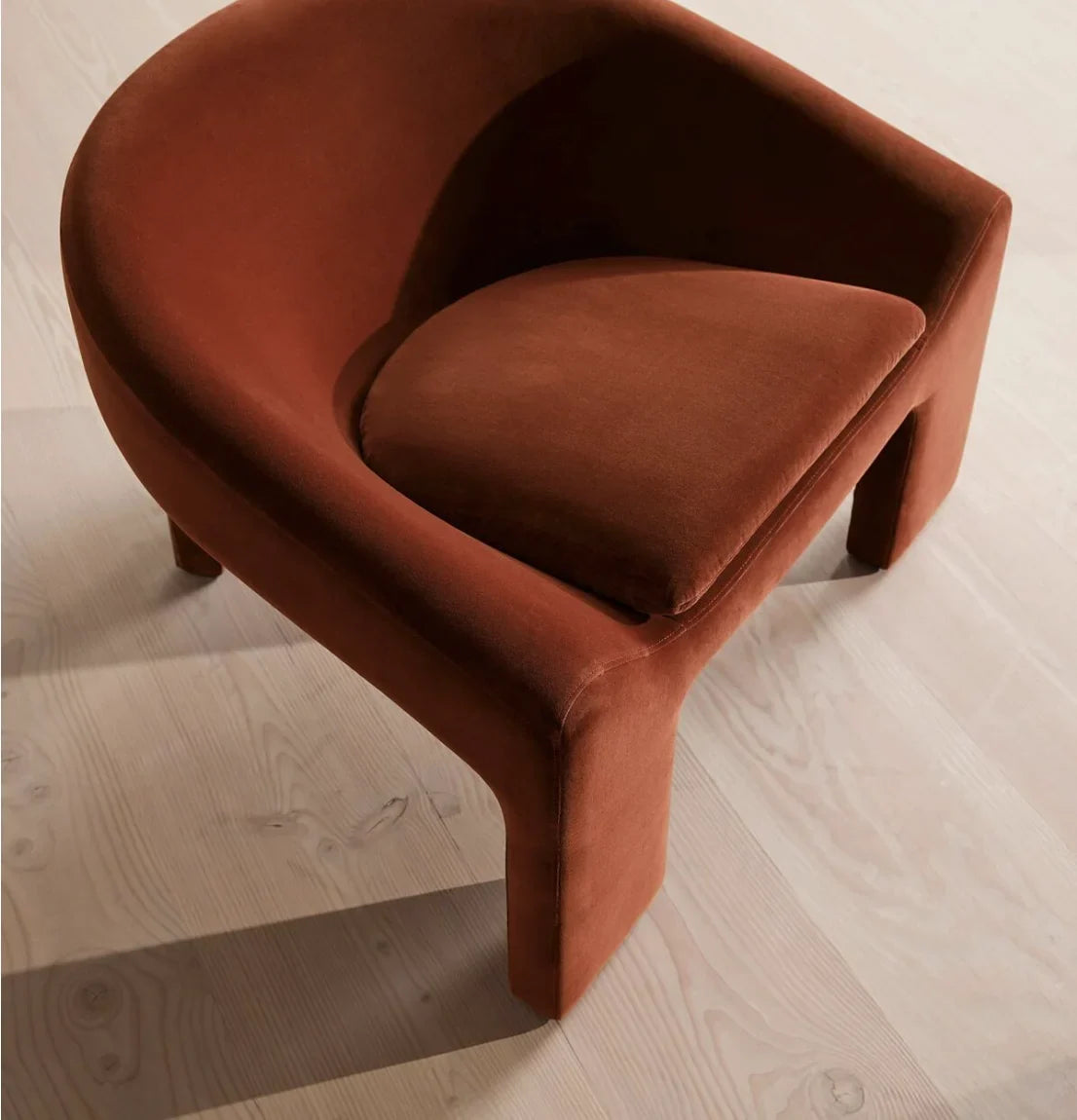 Dadne Armchair – 1960s Style European Velvet Luxury Seating