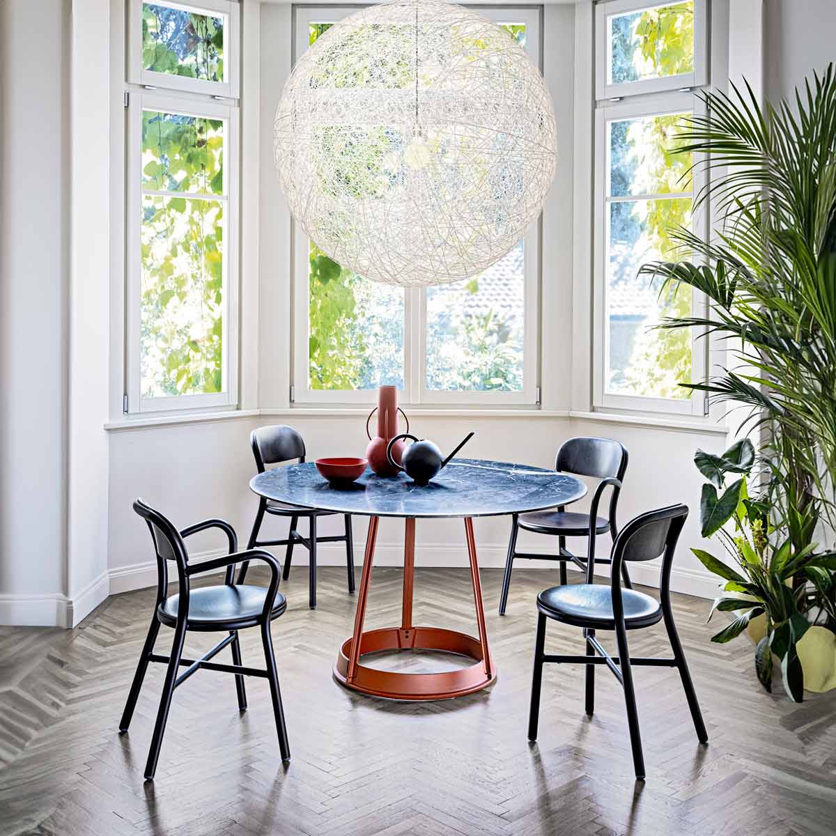 Pipe Armrest Chair by Magis – Jasper Morrison Stackable Aluminum Dining Chair