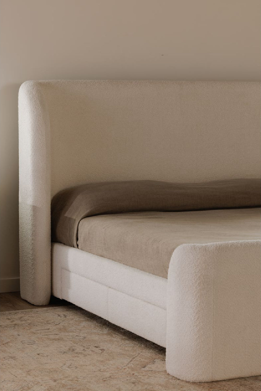 Luxury Modern Upholstered Storage Bed European Style for Villa