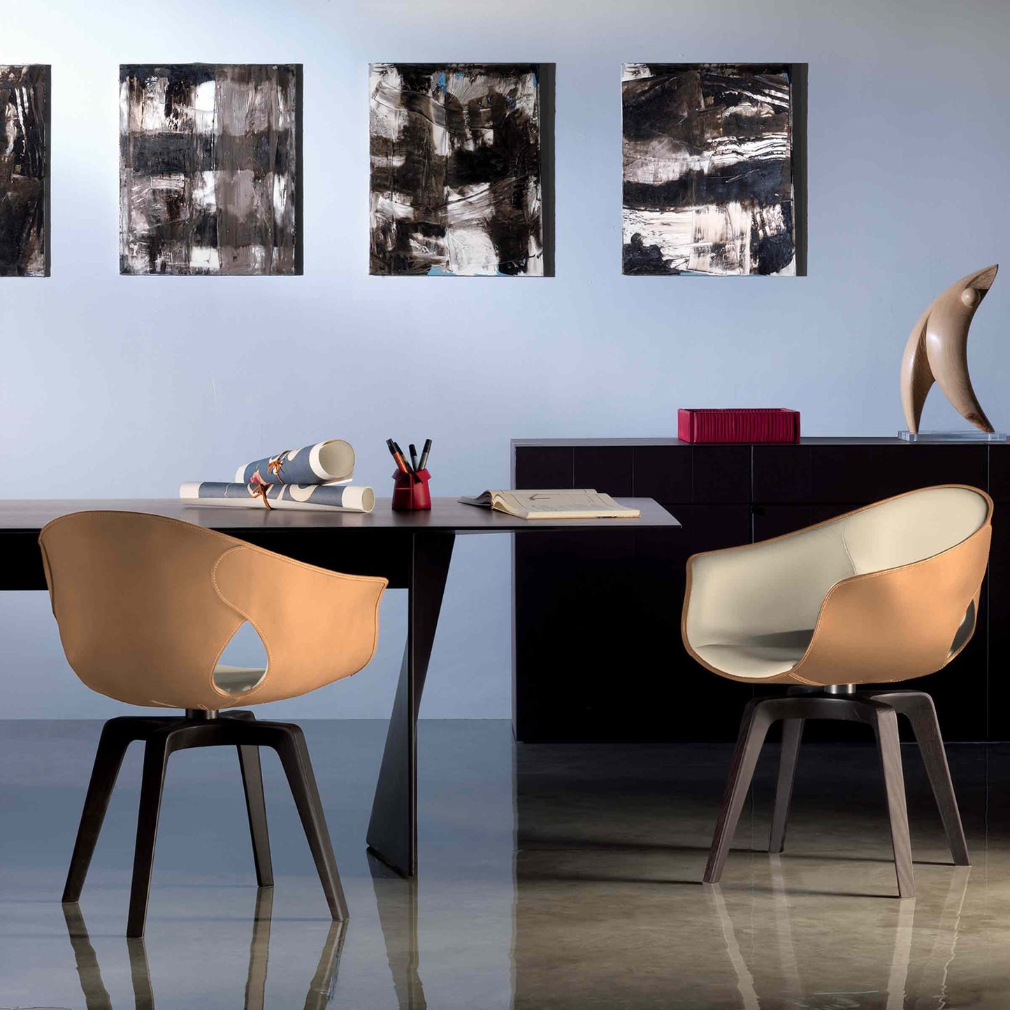Ginger Swivel Chair with Leather Upholstery – Poltrona Frau Contemporary Designer Piece