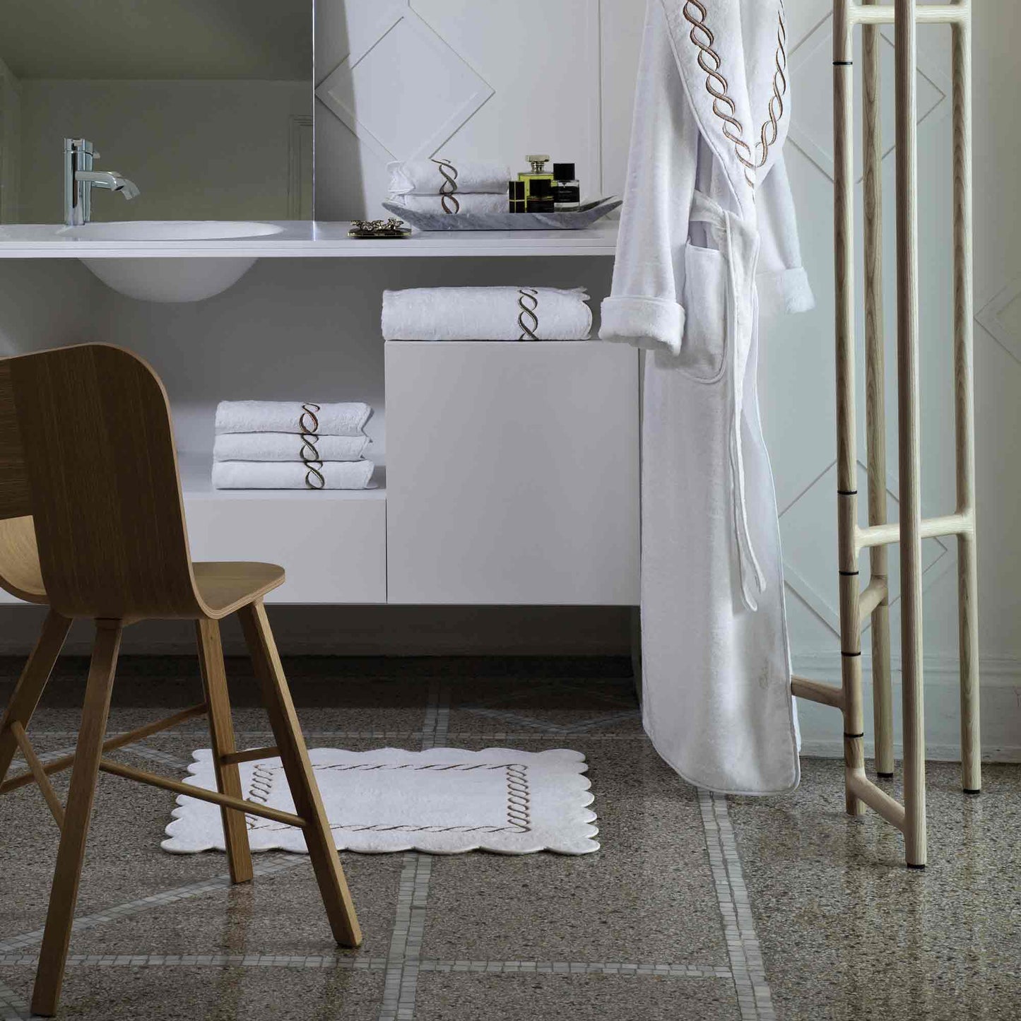 Tria Wood Dining Chair – Sculptural Curved Plywood Seat by Colé Italia