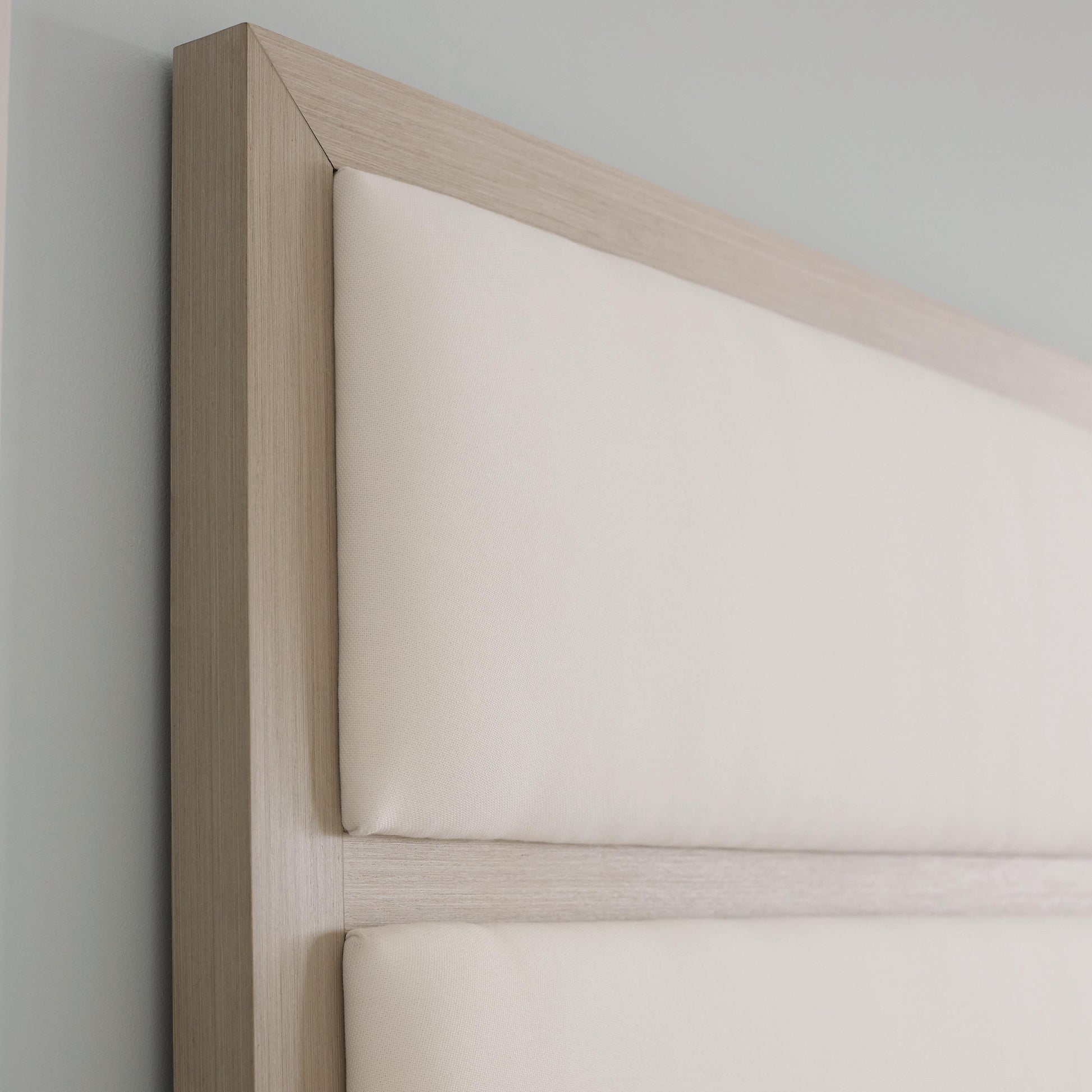 Luxury Axiom Fabric Panel Bed Modern Italian Style for Villa