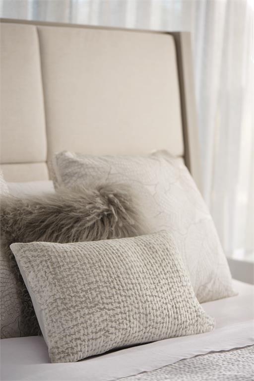 Luxury Axiom Fabric Panel Bed Modern Italian Style for Villa