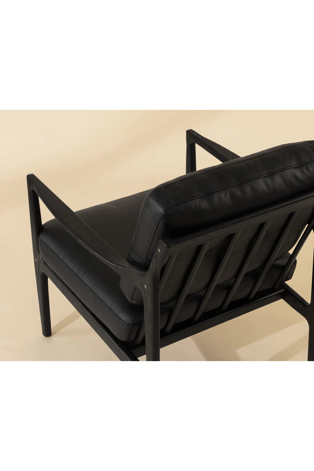 Luxury Button-Tufted Leather Lounge Chair Modern Italian Style for Villa