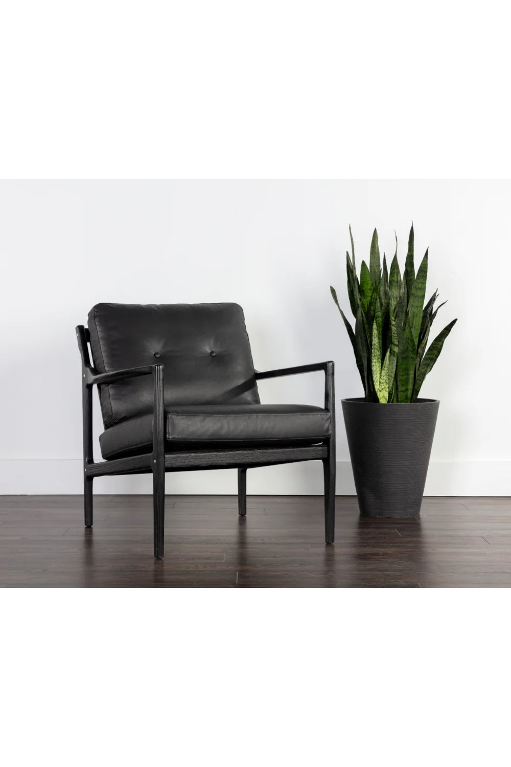 Luxury Button-Tufted Leather Lounge Chair Modern Italian Style for Villa