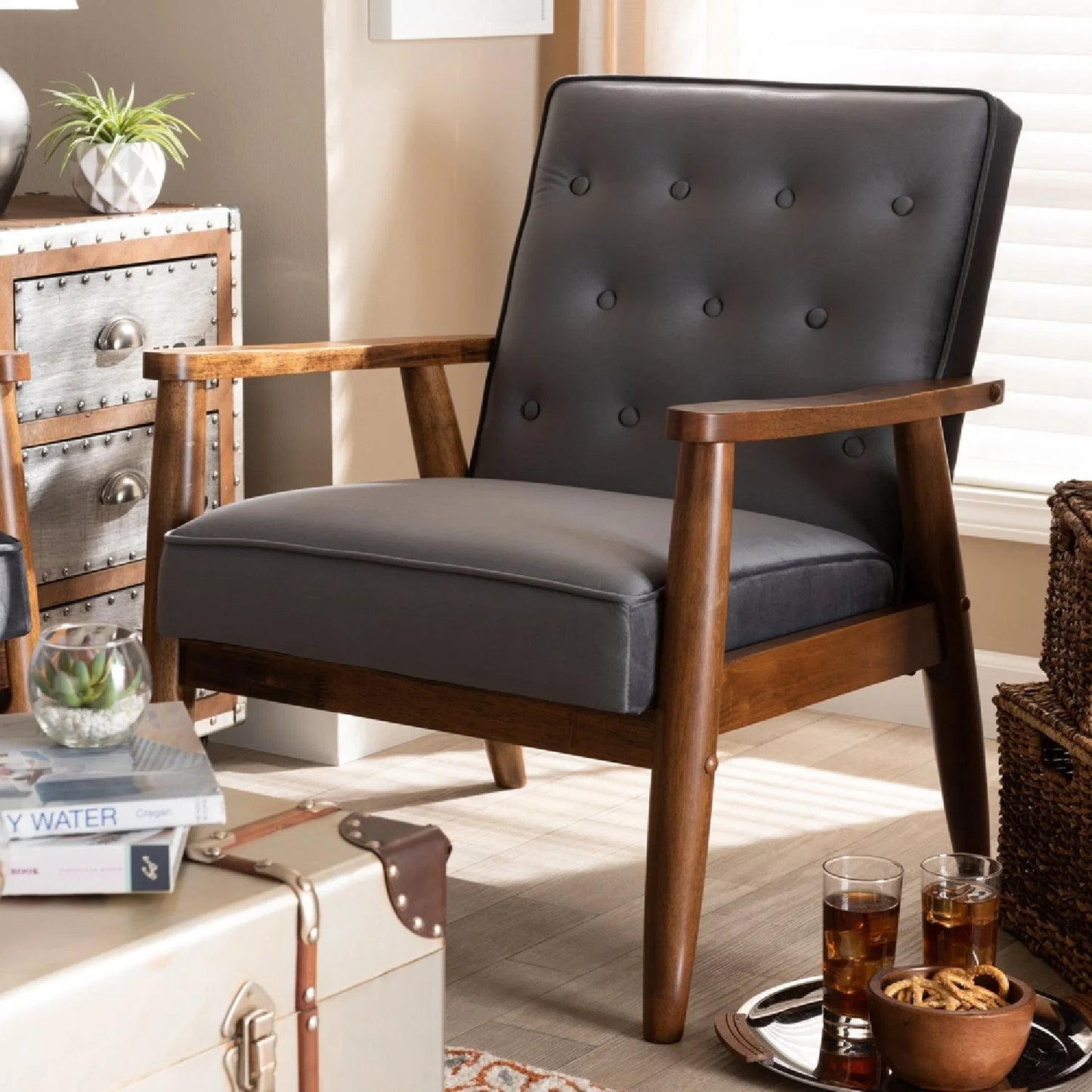 Luxury Button-Tufted Lounge Chair Modern Italian Style for Villa