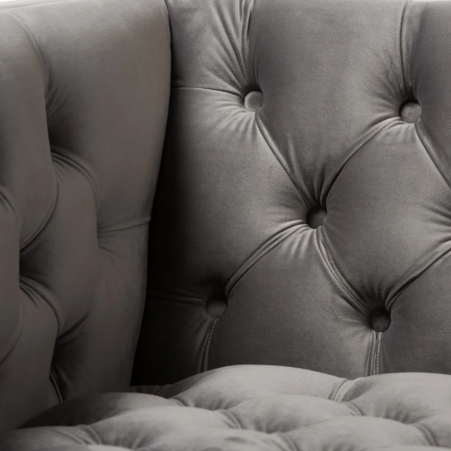 Luxury Button-Tufted Velvet Lounge Chair Modern Italian Style for Villa