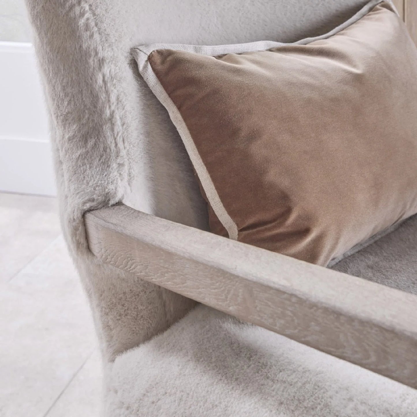 Luxury Cream Fabric Accent Lounge Chair Modern Italian Style for Villa