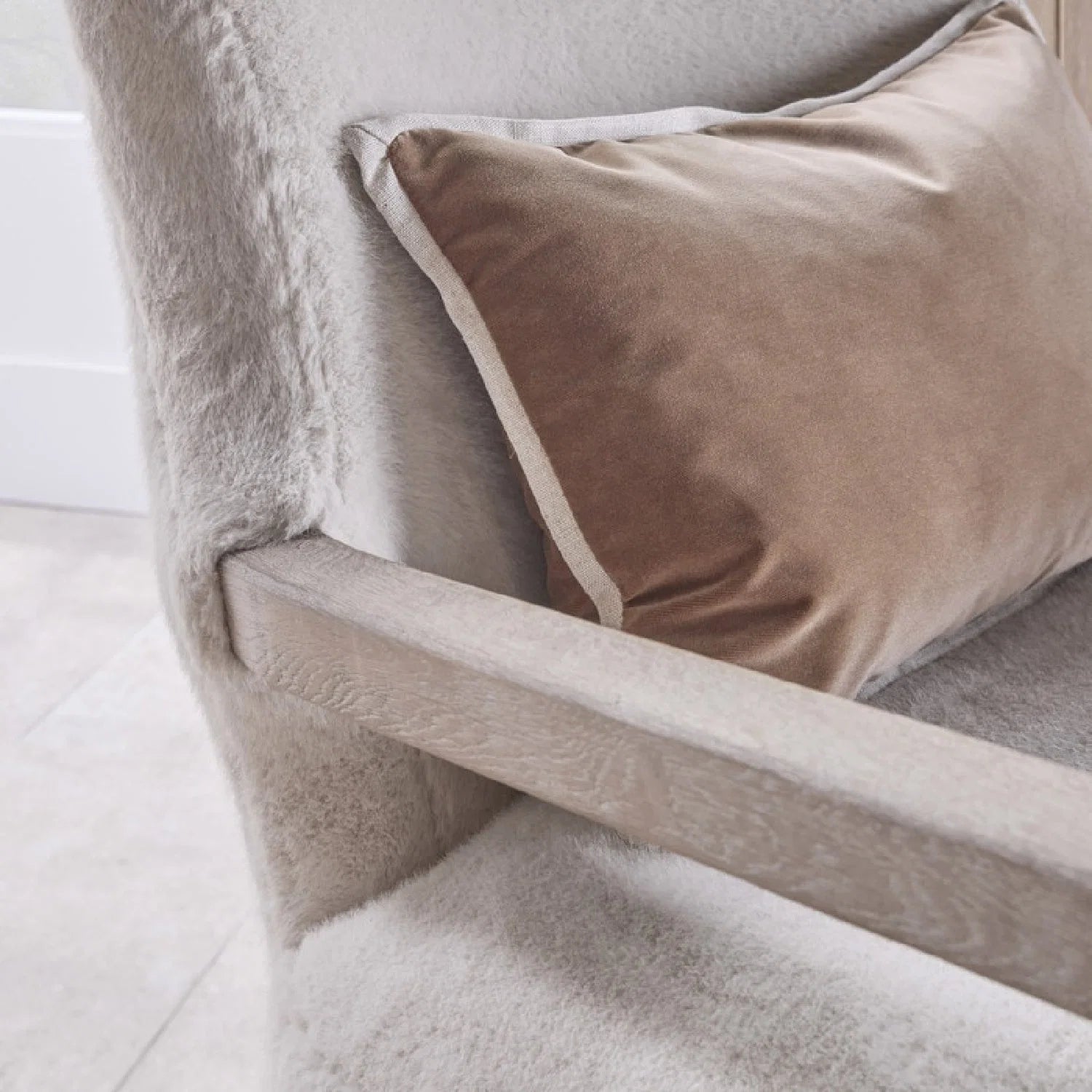 Luxury Cream Fabric Accent Lounge Chair Modern Italian Style for Villa