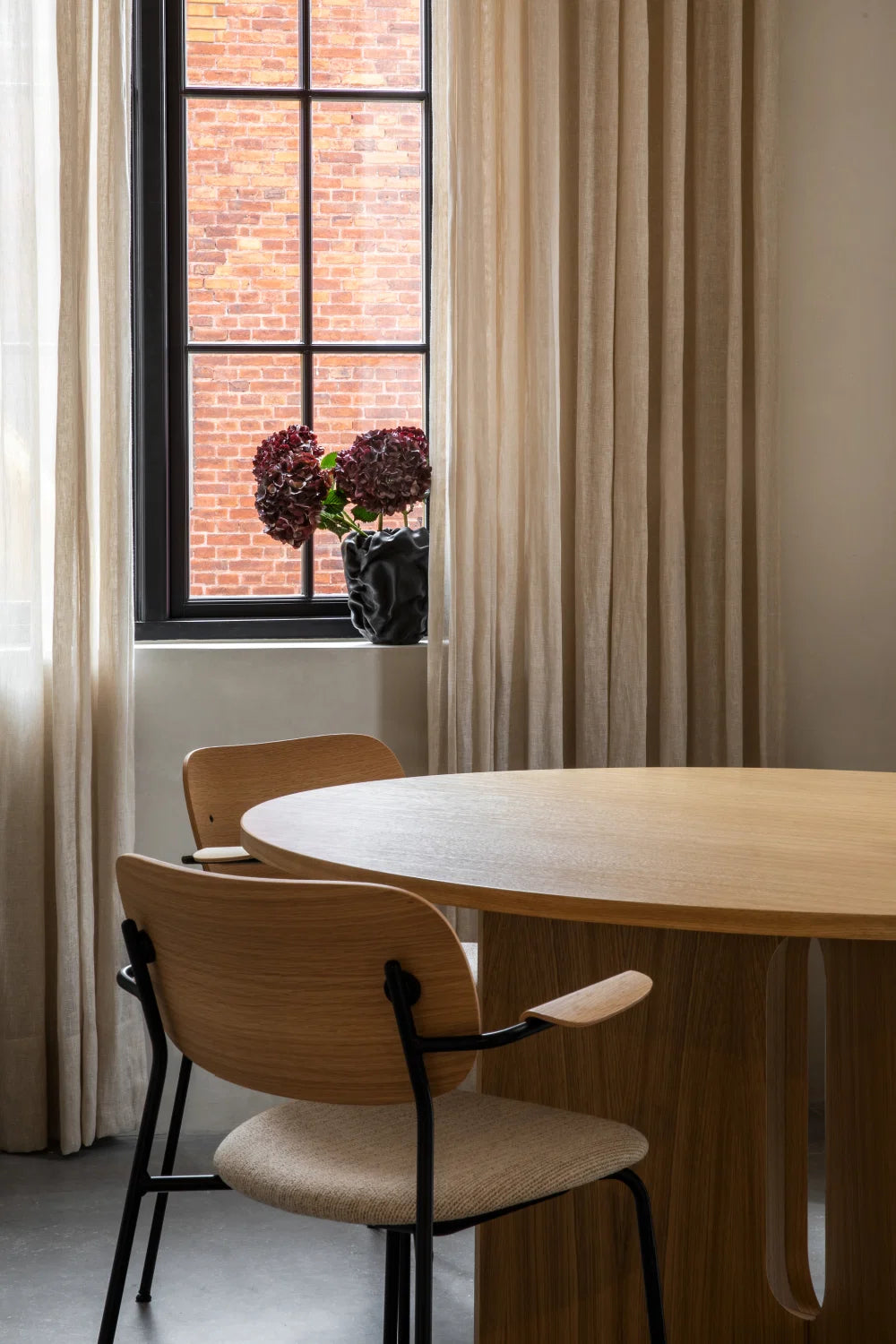 Luxury Intersecting-Base Round Dining Table Modern Italian Style for Villa