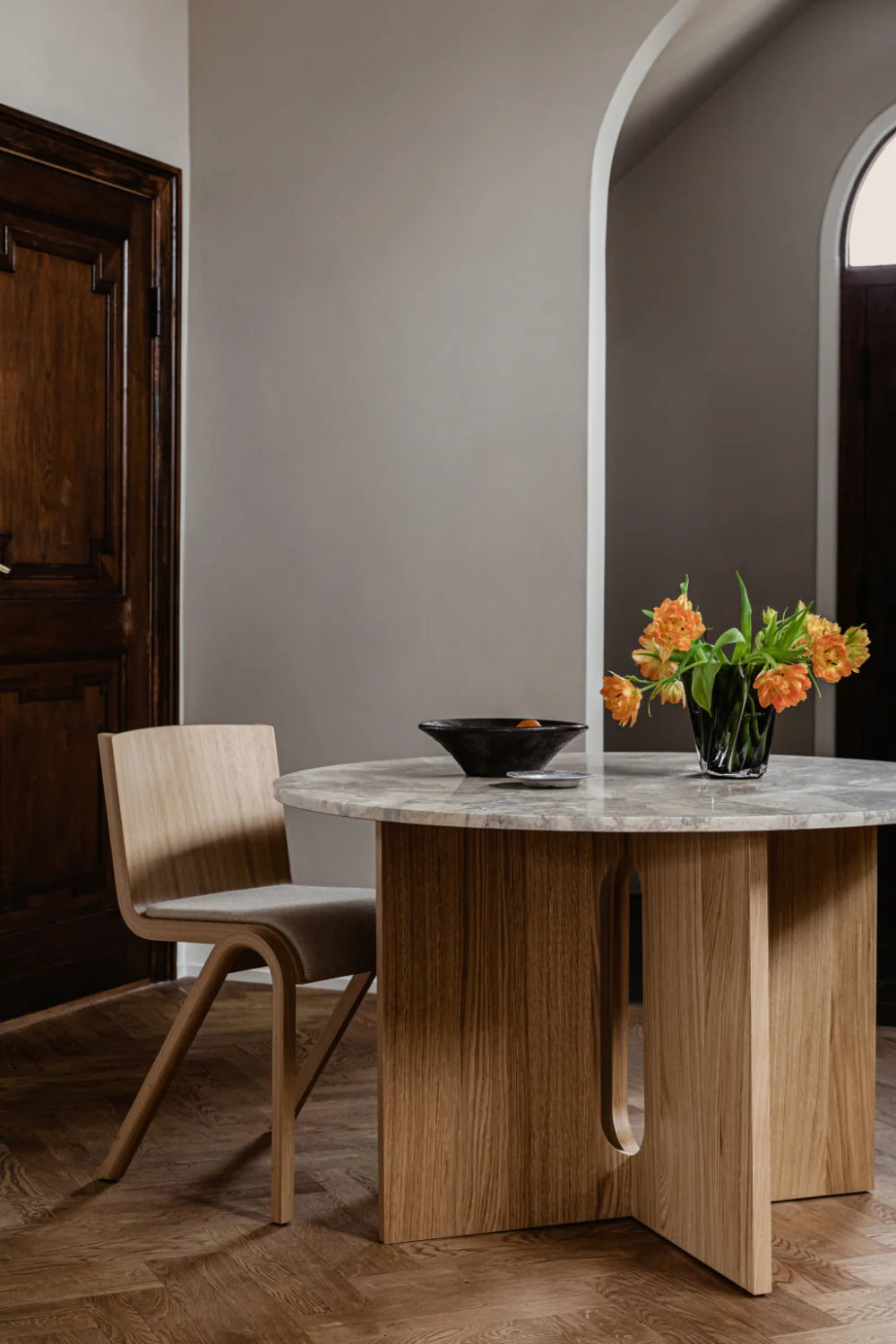 Luxury Intersecting-Base Round Dining Table Modern Italian Style for Villa