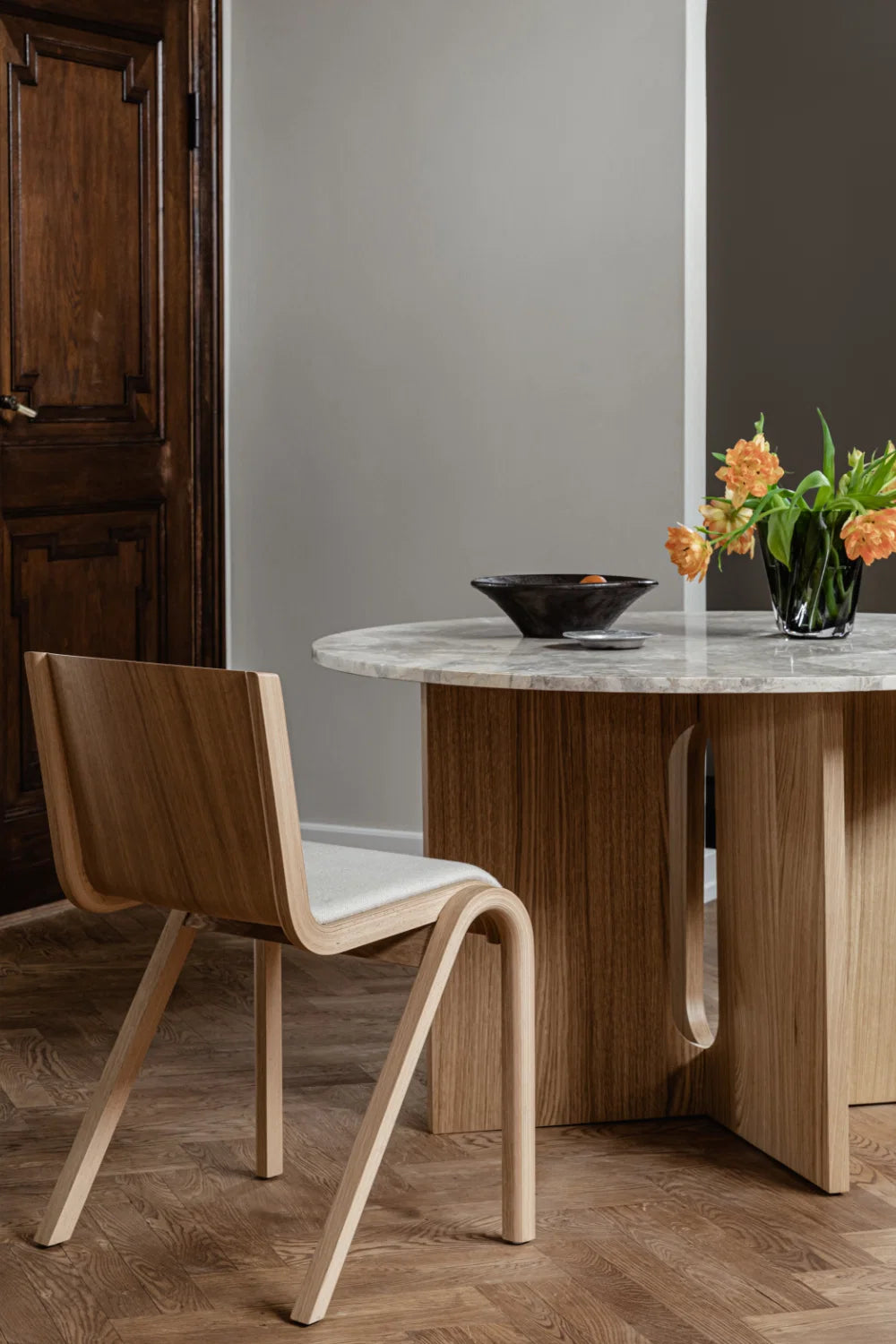Luxury Intersecting-Base Round Dining Table Modern Italian Style for Villa