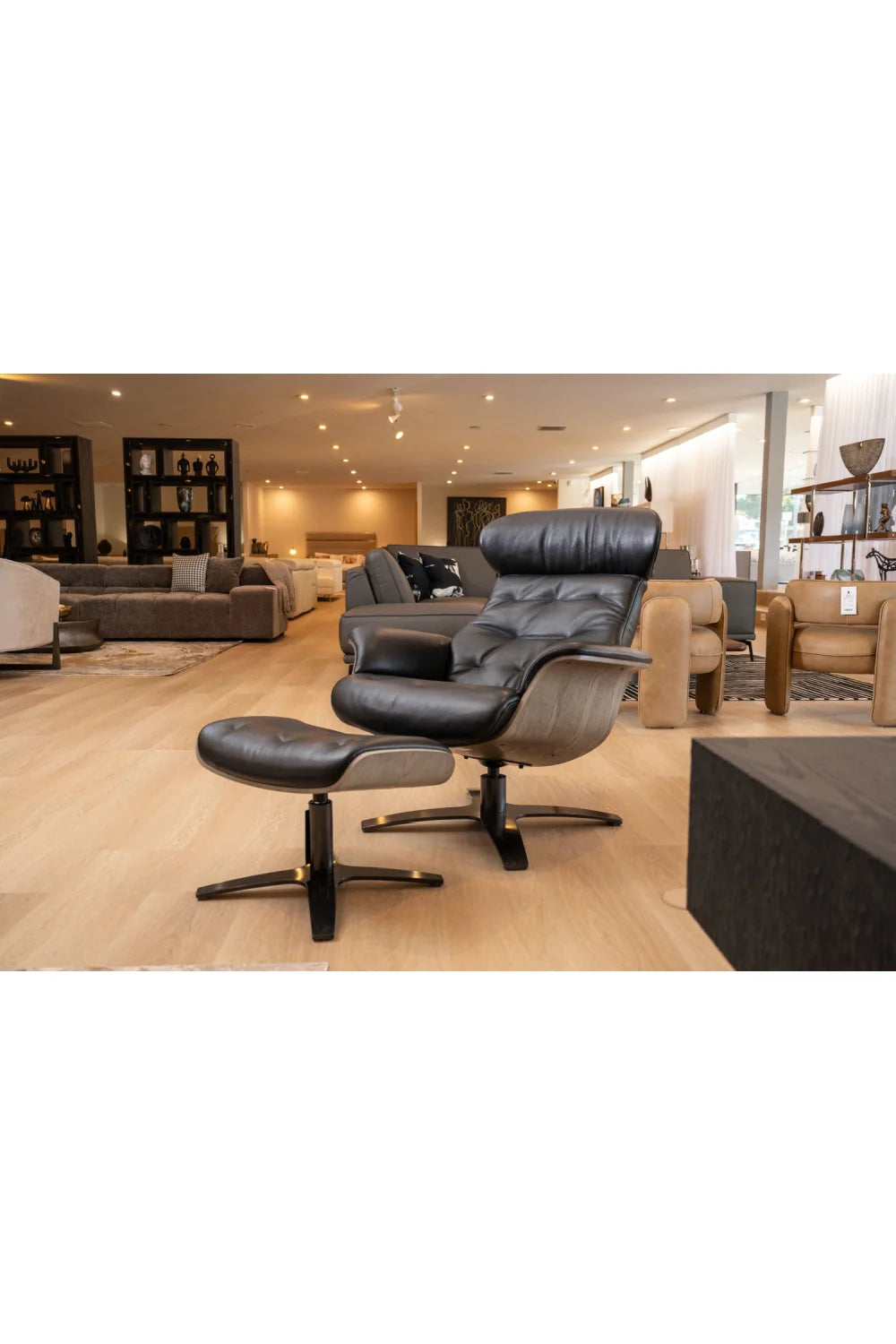 Luxury Leather Lounge Chair Modern Italian Style for Villa
