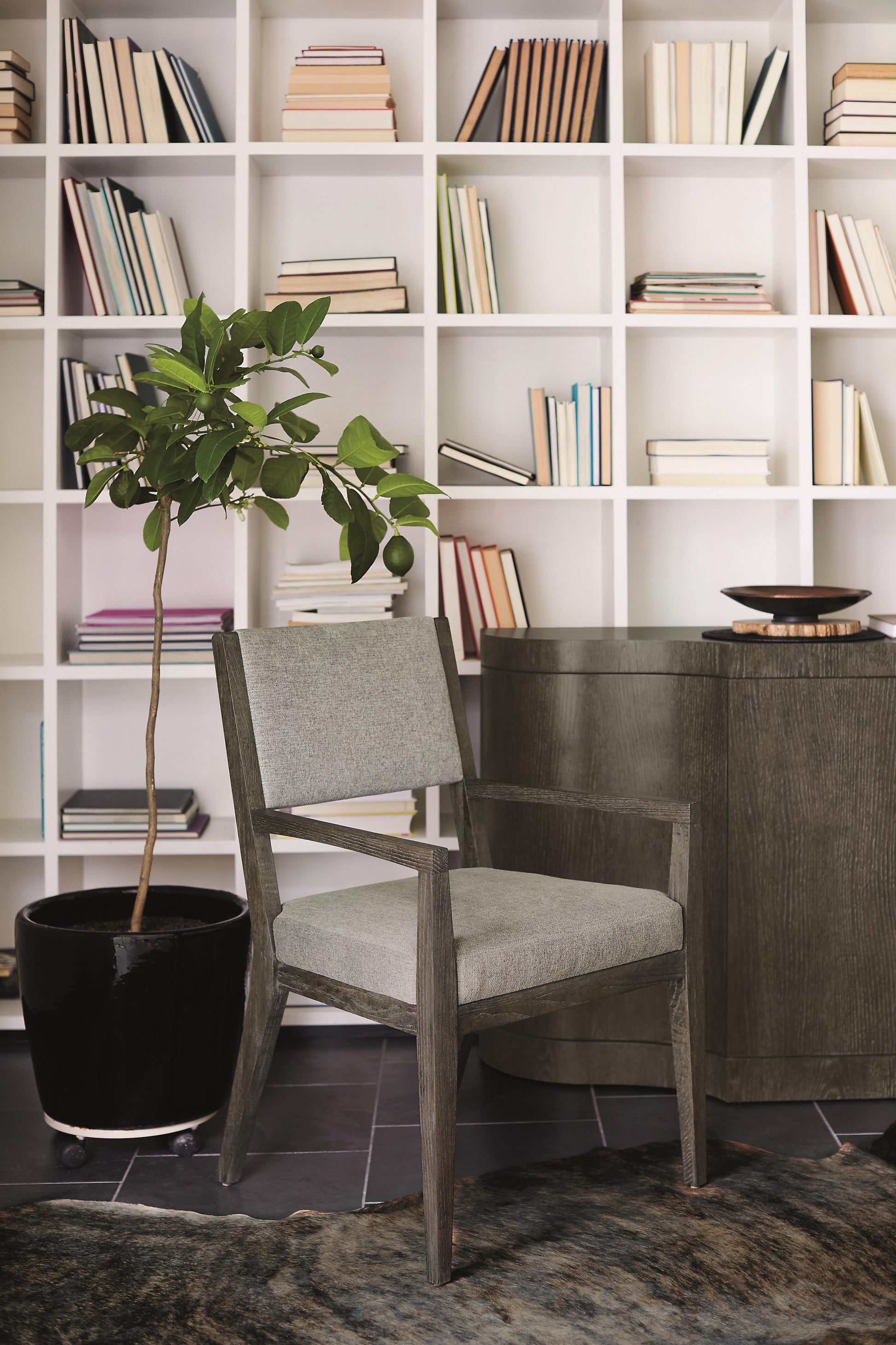 Luxury Linea Fabric Armchair Modern Italian Style for Villa