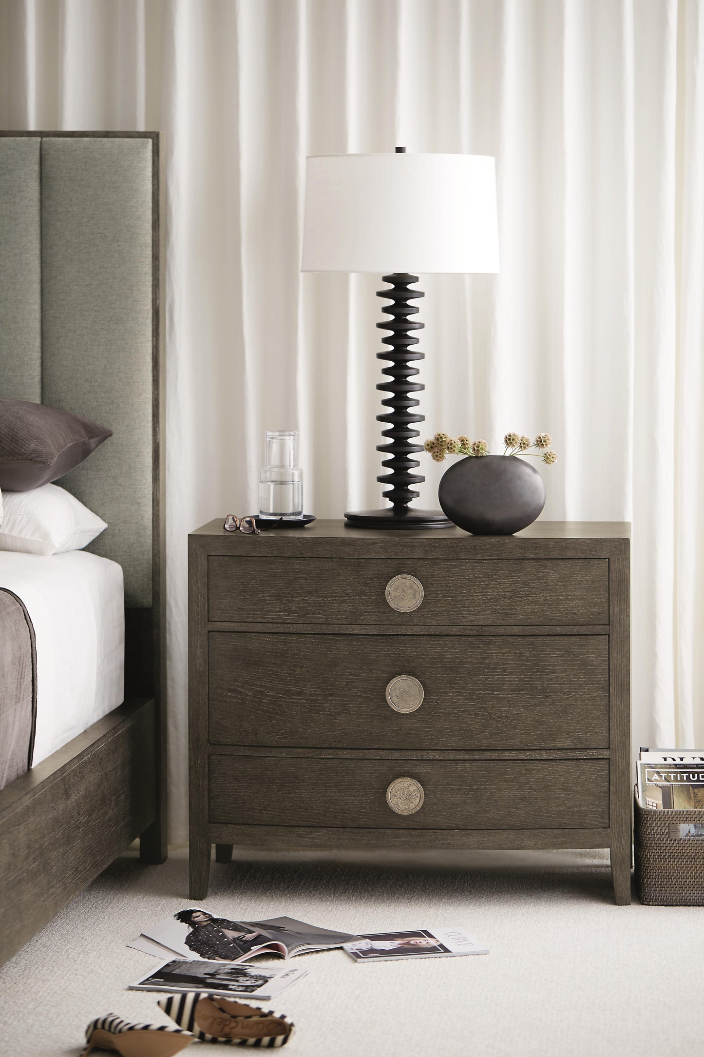 Luxury Linea Fabric Panel Bed Modern Italian Style for Villa