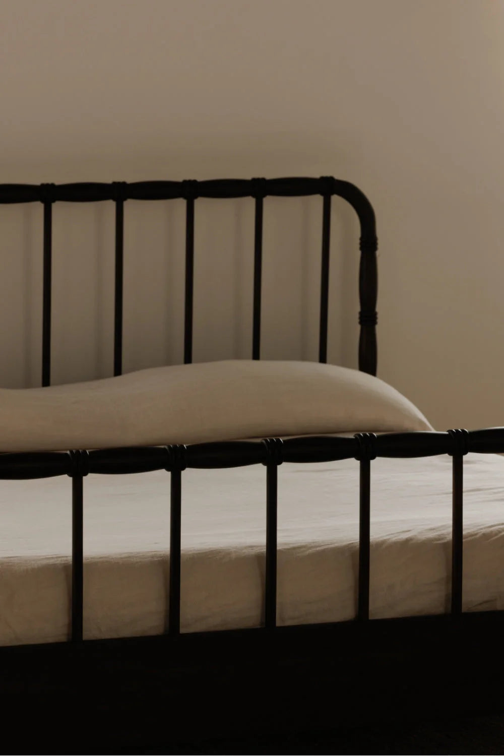 Luxury Modern Acacia Wood Bed European Style for Villa