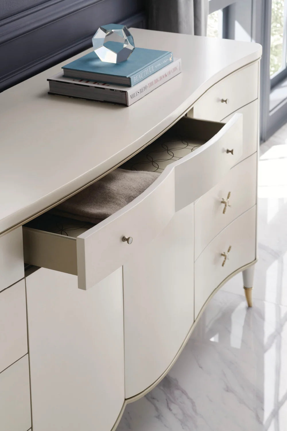 Luxury Modern Cream Curved Dresser European Style for Villa