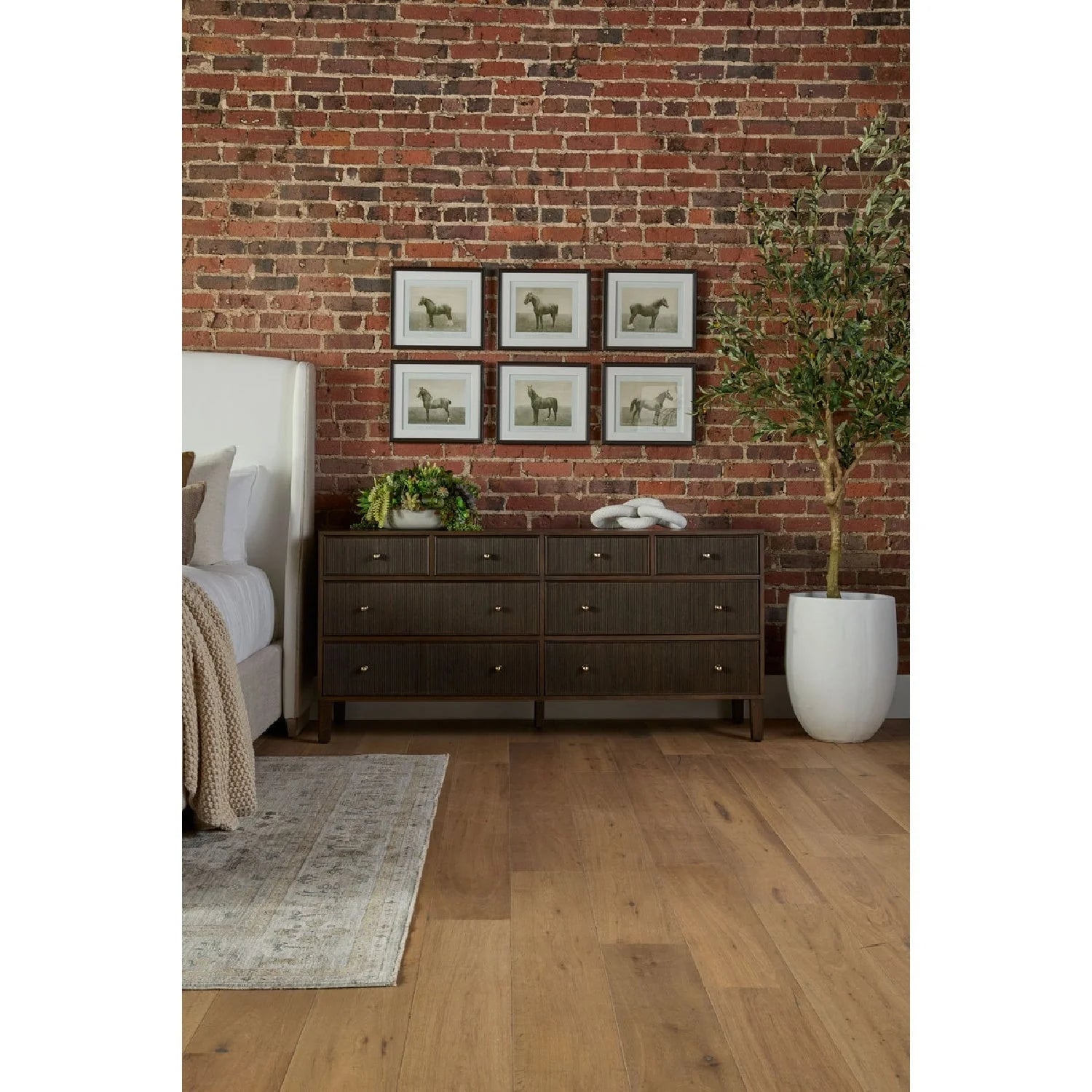 Luxury Modern Highland Oak 8-Drawer Dresser European Style for Villa