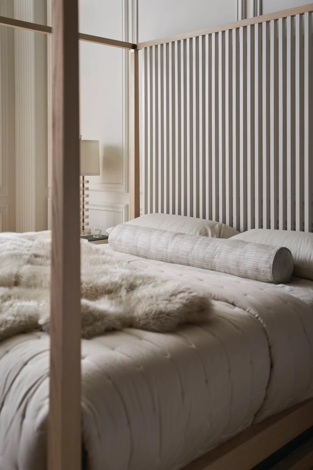 Luxury Modern Light Oak Canopy Bed European Style for Villa