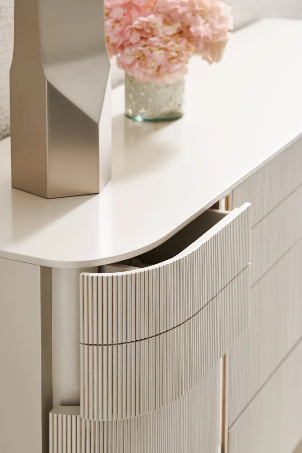 Luxury Modern Matte Pearl 9-Drawer Dresser European Style for Villa