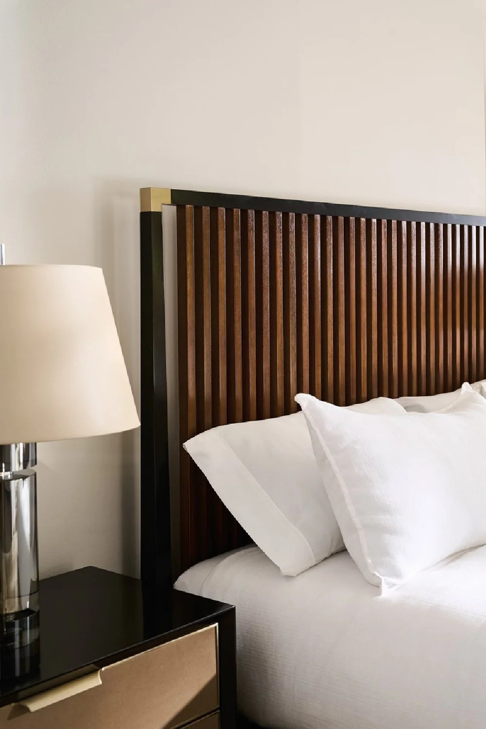 Luxury Modern Slatted Oak King Bed European Style for Villa