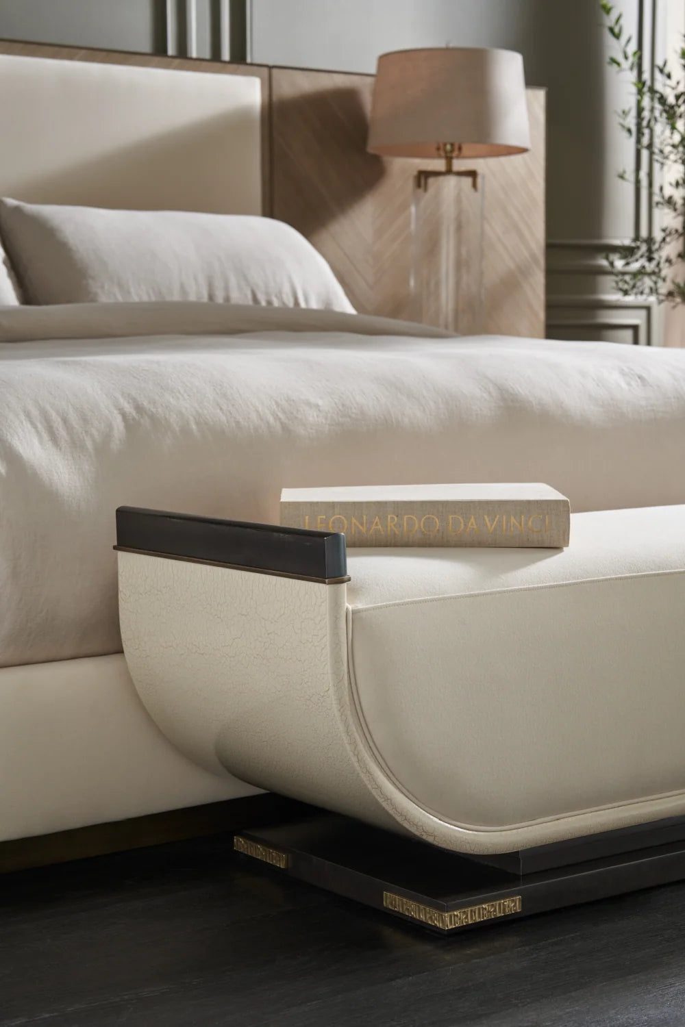 Luxury Modern Wing Panelled Cream Bed European Style for Villa