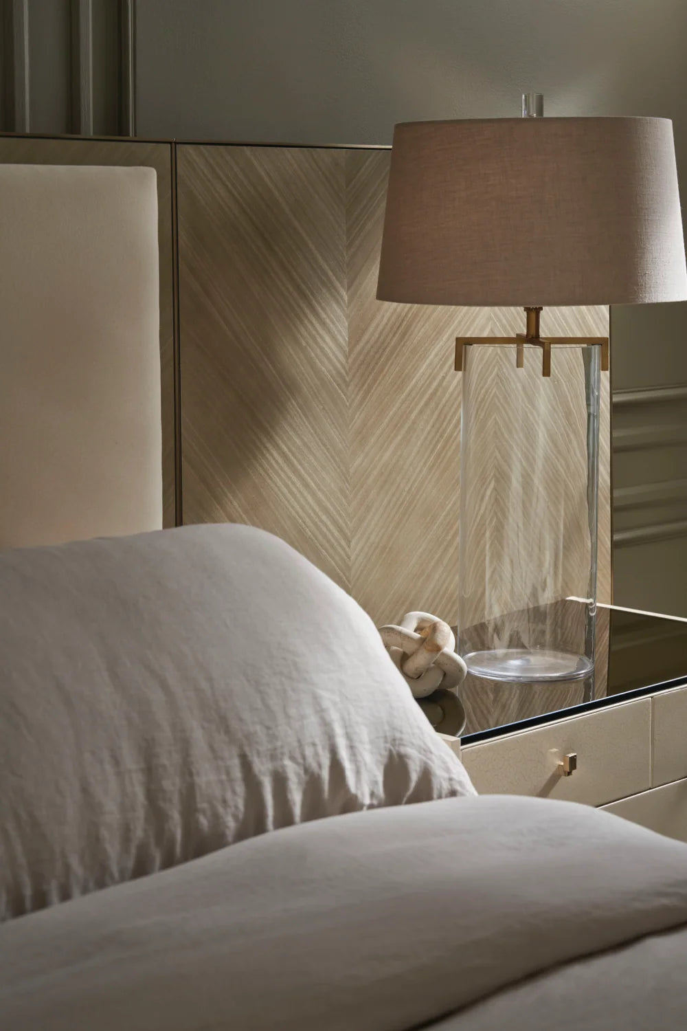 Luxury Modern Wing Panelled Cream Bed European Style for Villa