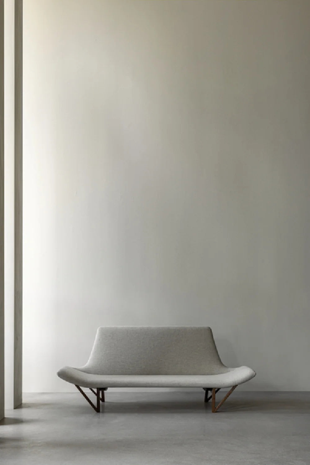 Luxury Pagode Wooden V-Leg Sofa Modern Italian Style for Villa