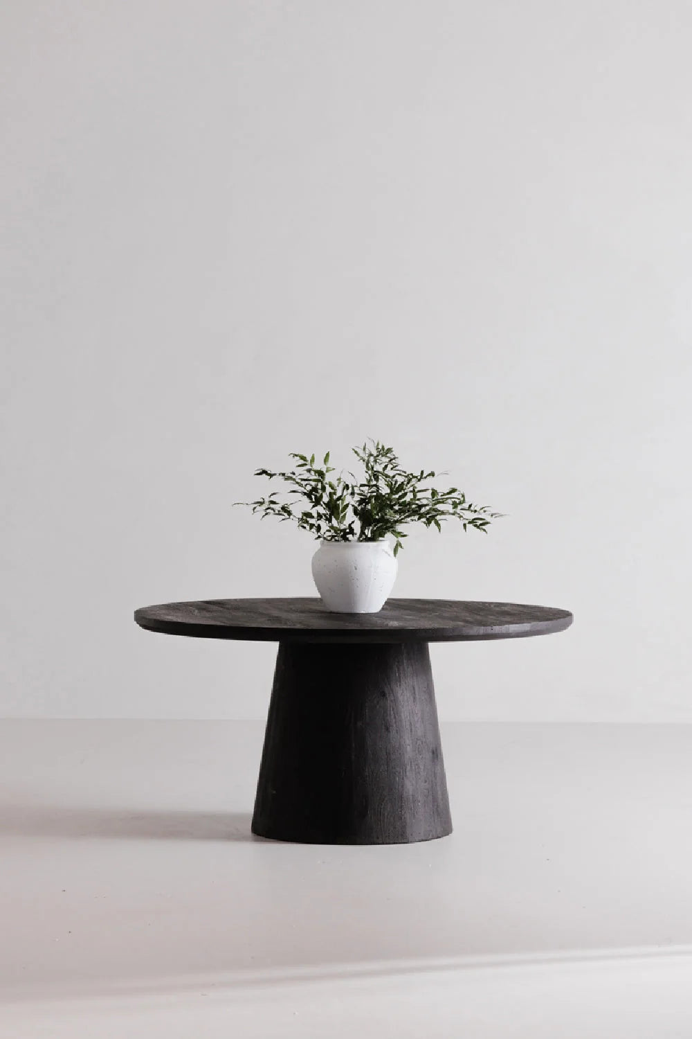 Luxury Round Black Wood Dining Table Modern Italian Style for Villa