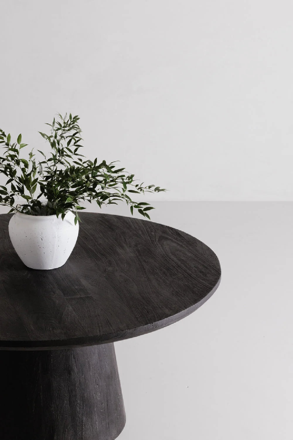 Luxury Round Black Wood Dining Table Modern Italian Style for Villa