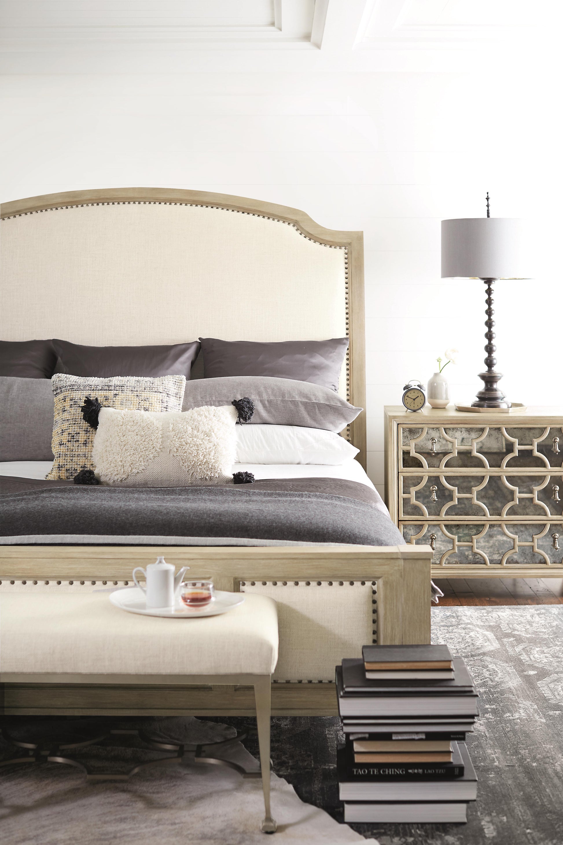 Luxury Santa Barbara Fabric Panel Bed Modern Italian Style for Villa