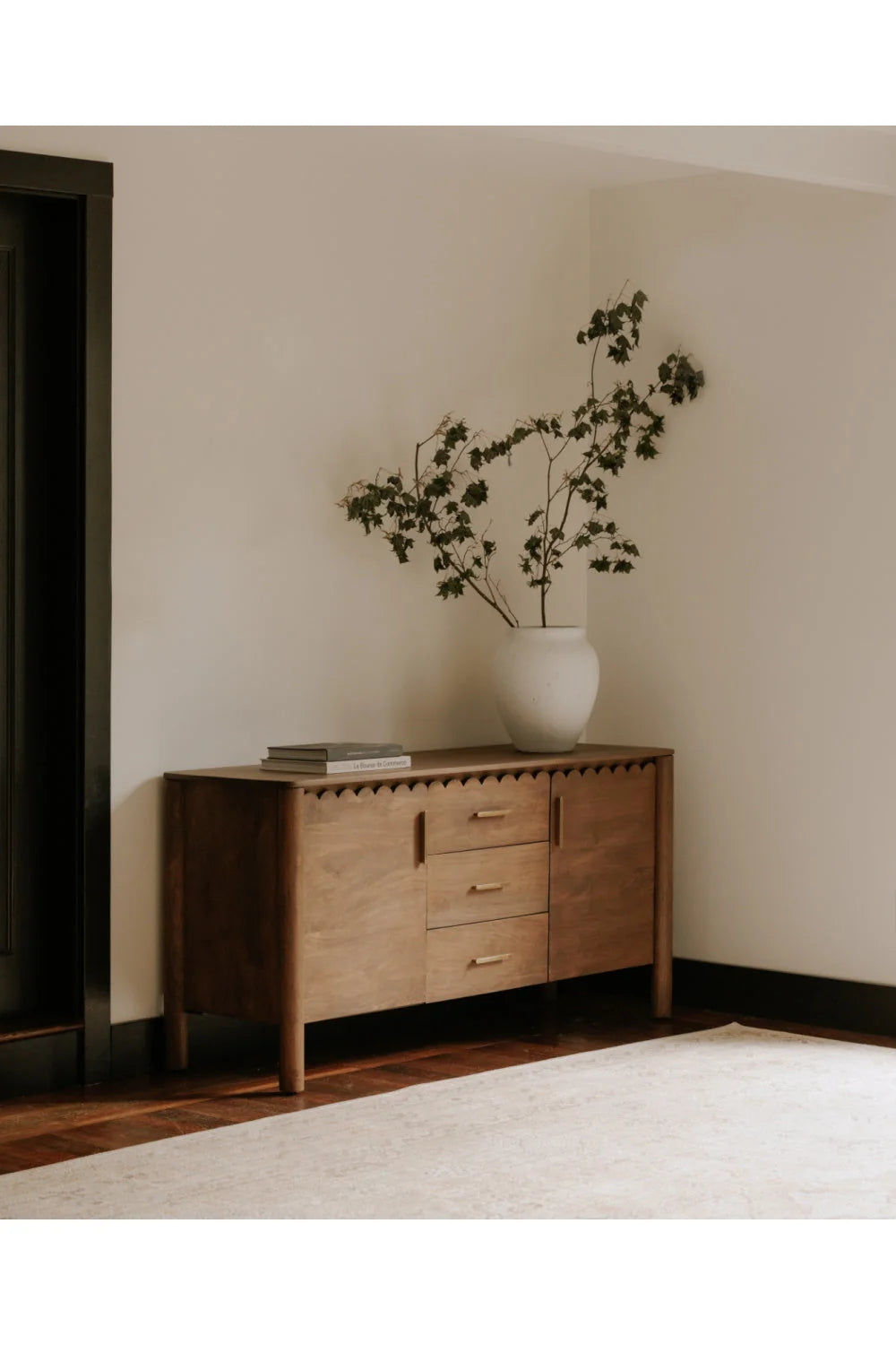 Luxury Scalloped Edge 3-Drawer Sideboard European Style for Villa