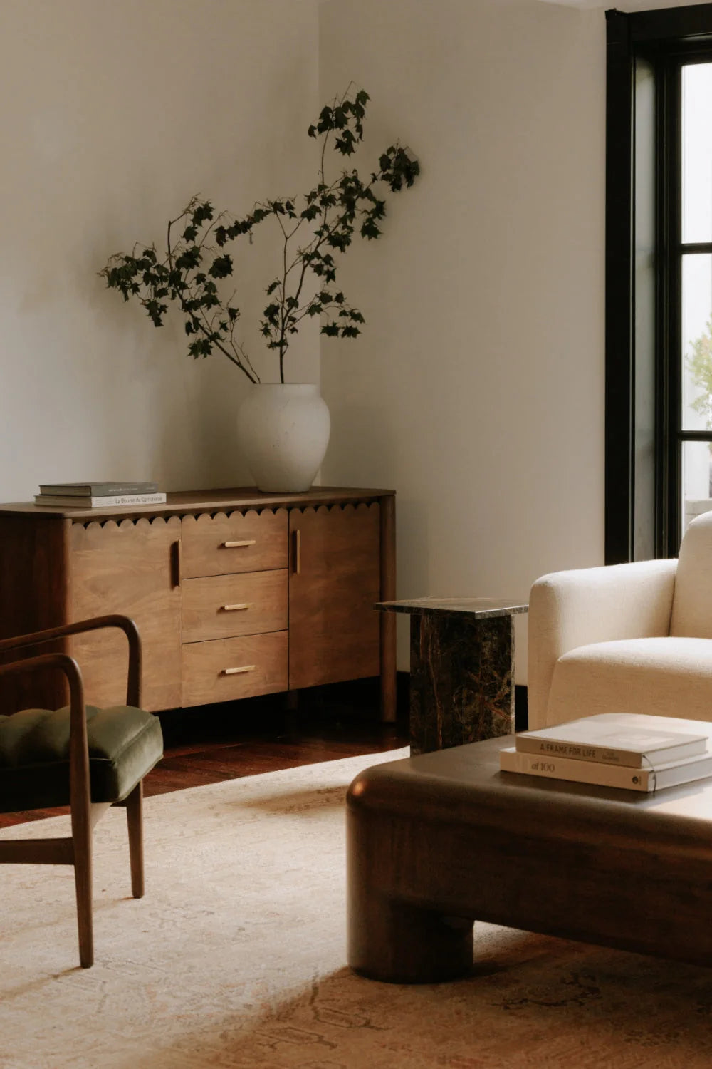 Luxury Scalloped Edge 3-Drawer Sideboard European Style for Villa