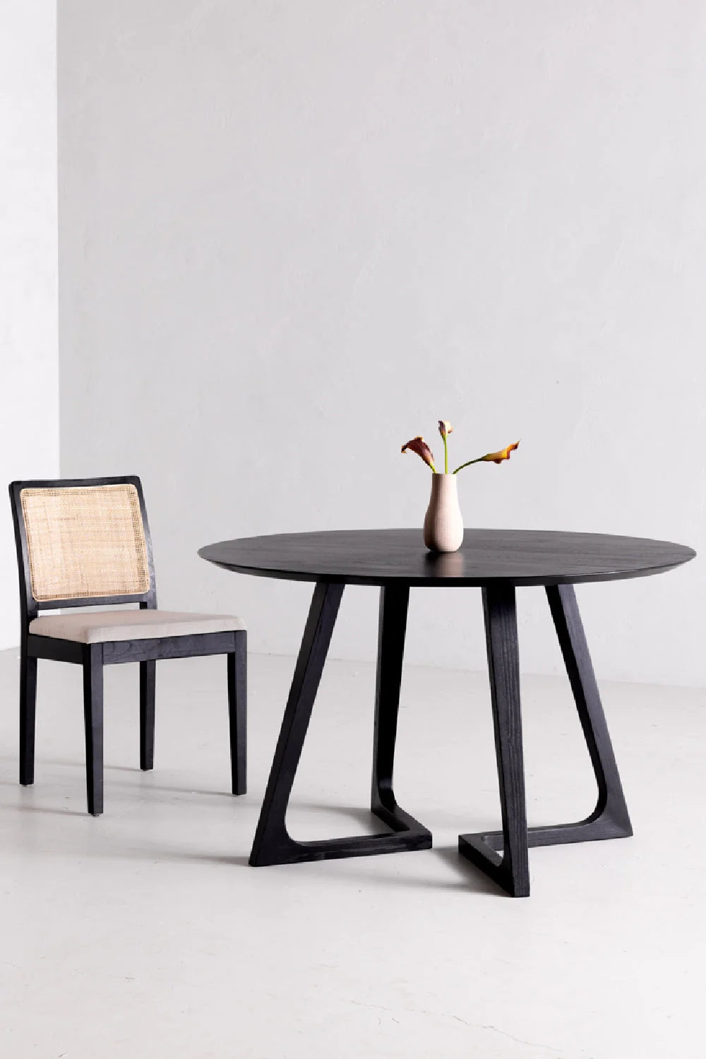Luxury Sculptural Round Solid Wood Dining Table Modern Italian Style for Villa
