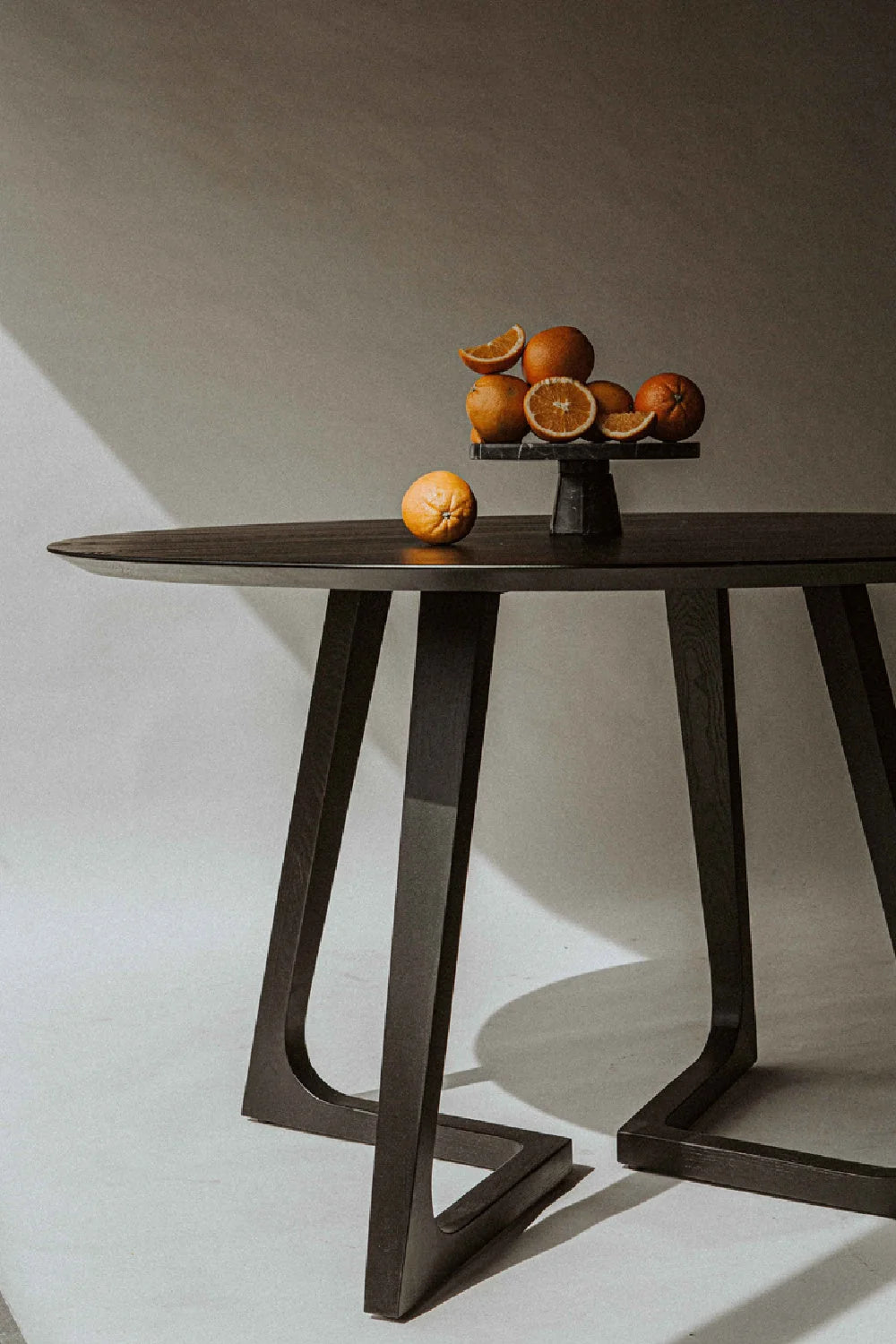 Luxury Sculptural Round Solid Wood Dining Table Modern Italian Style for Villa