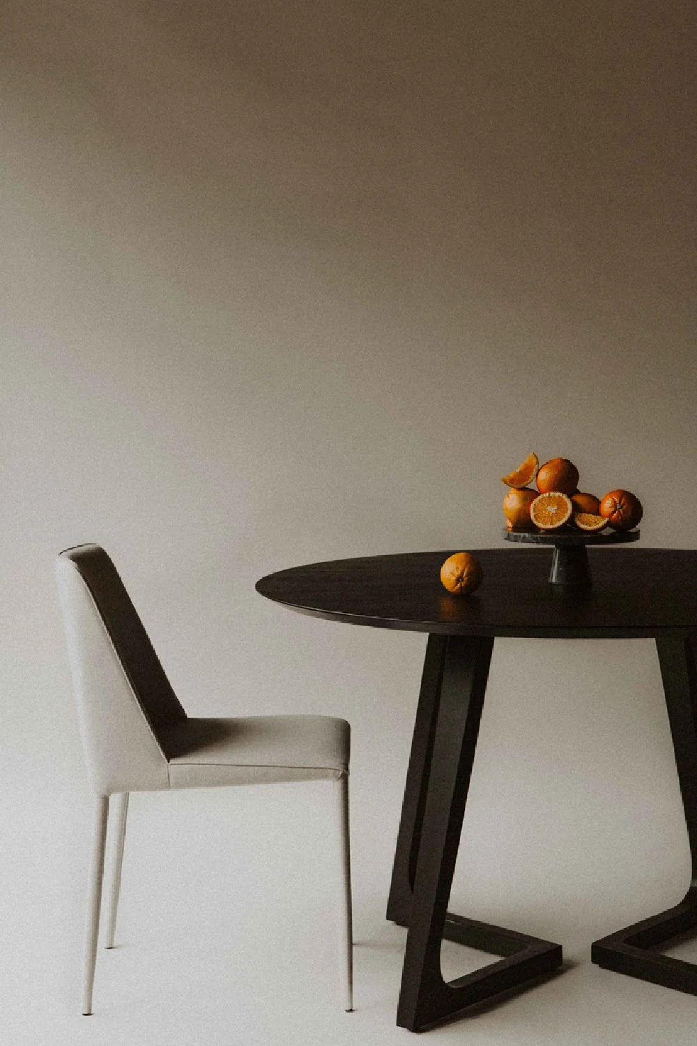 Luxury Sculptural Round Solid Wood Dining Table Modern Italian Style for Villa