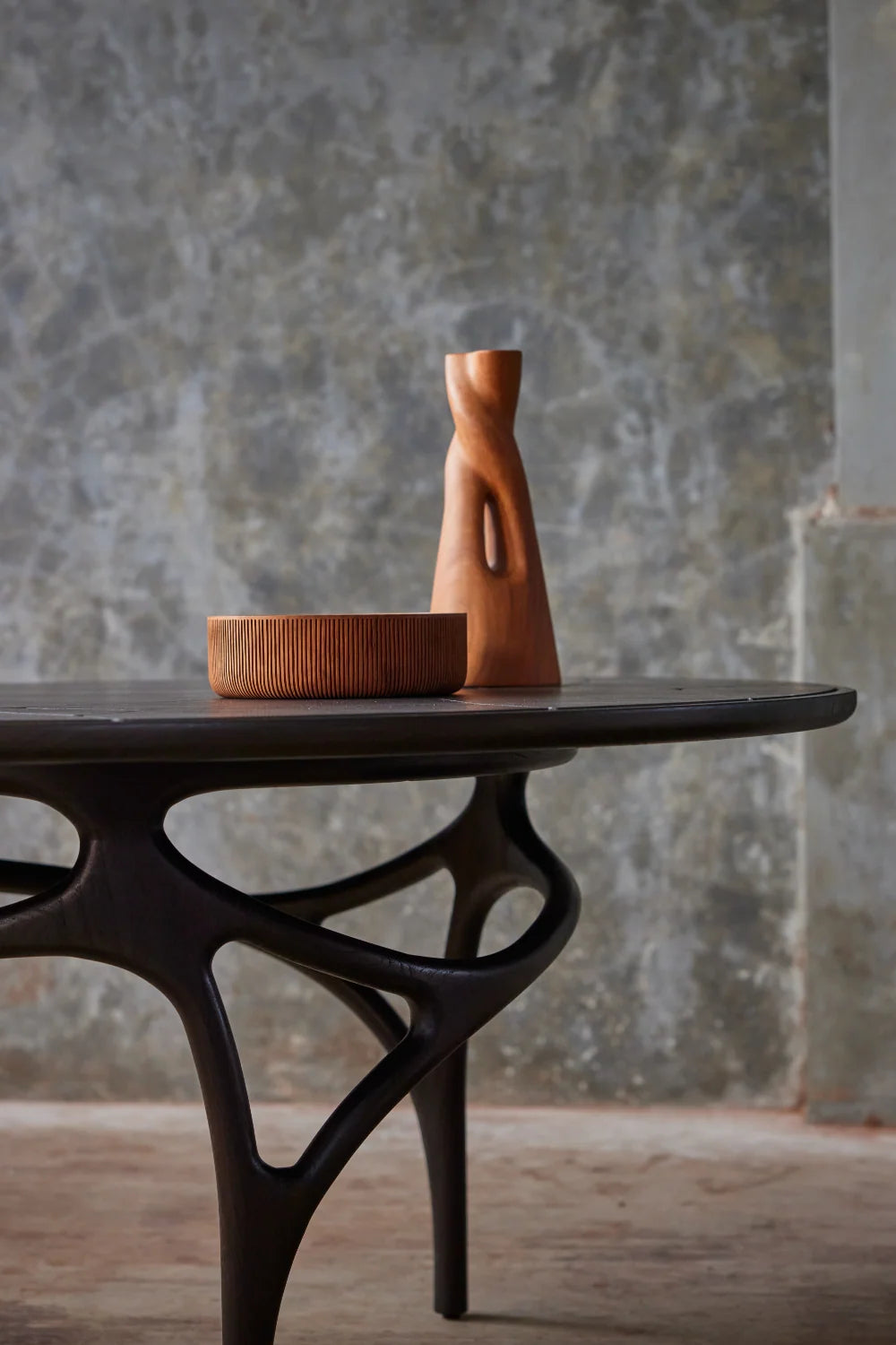 Luxury Sinuous Base Round Dining Table Modern Italian Style for Villa