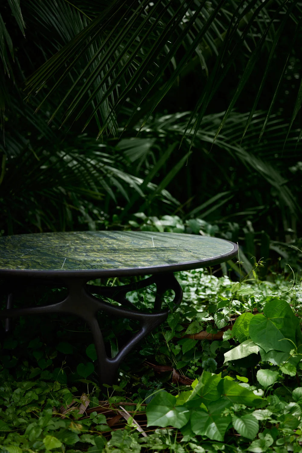Luxury Sinuous Base Round Dining Table Modern Italian Style for Villa