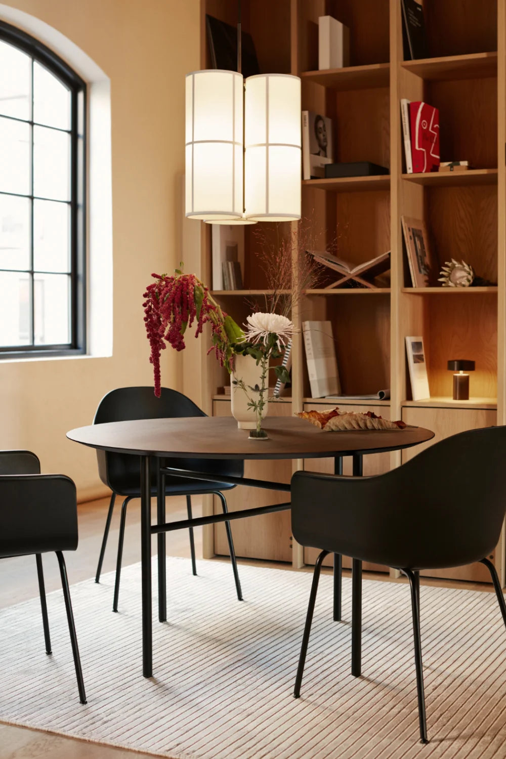 Luxury Snaregade Round Minimalist Dining Table Modern European Style for Villa