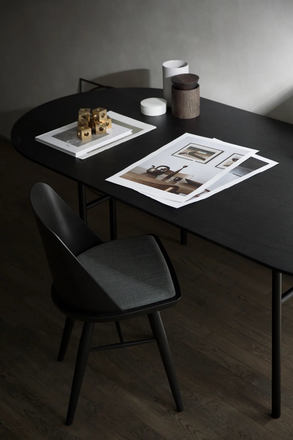 Luxury Snaregade Round Minimalist Dining Table Modern European Style for Villa
