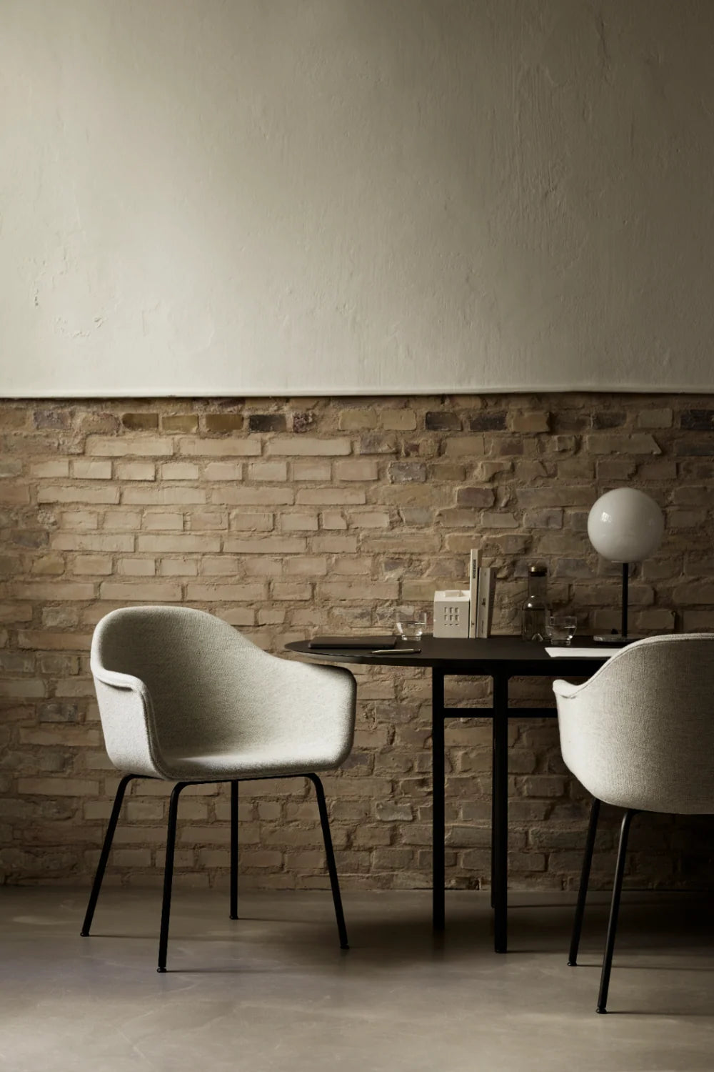 Luxury Snaregade Round Minimalist Dining Table Modern European Style for Villa