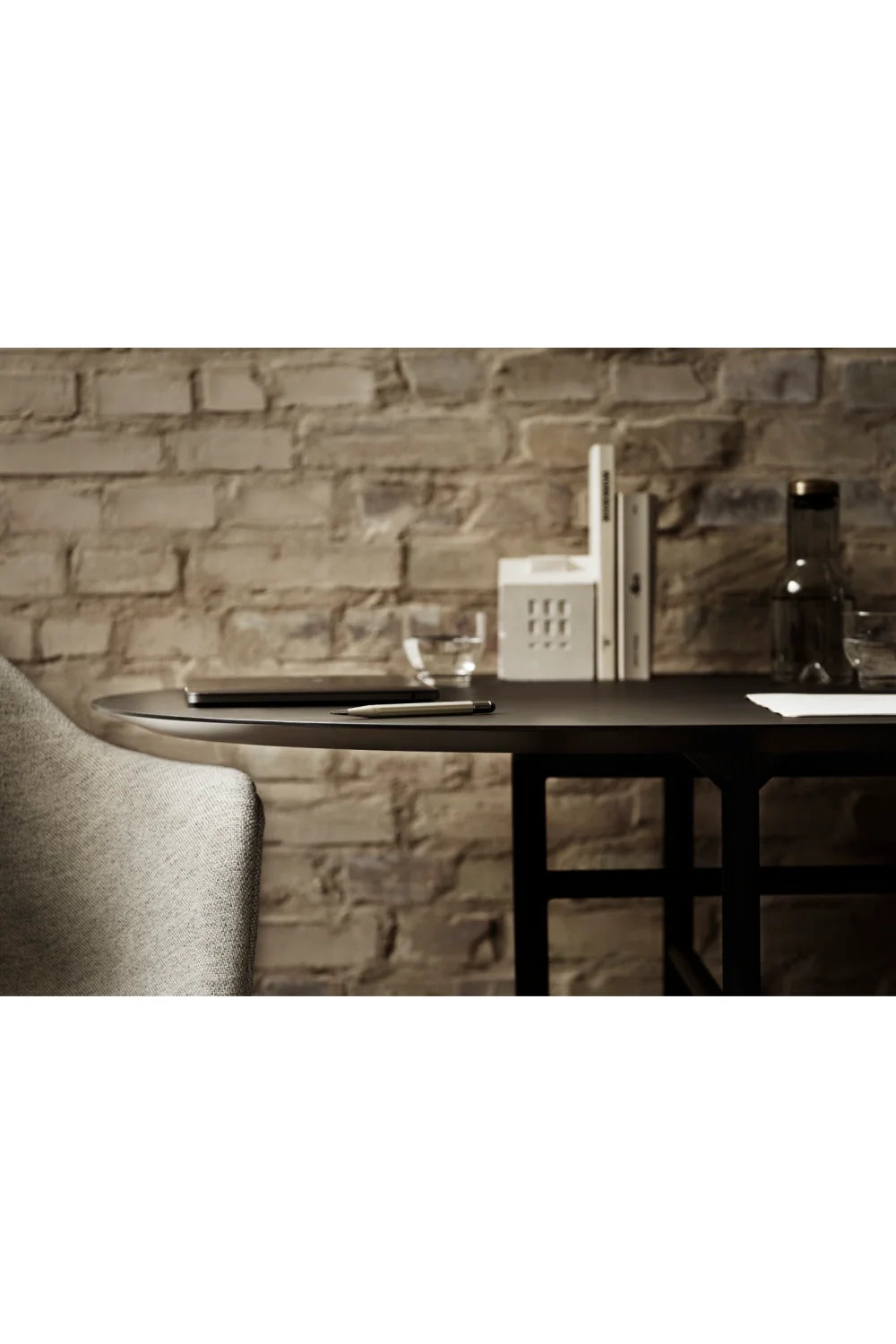 Luxury Snaregade Round Minimalist Dining Table Modern European Style for Villa