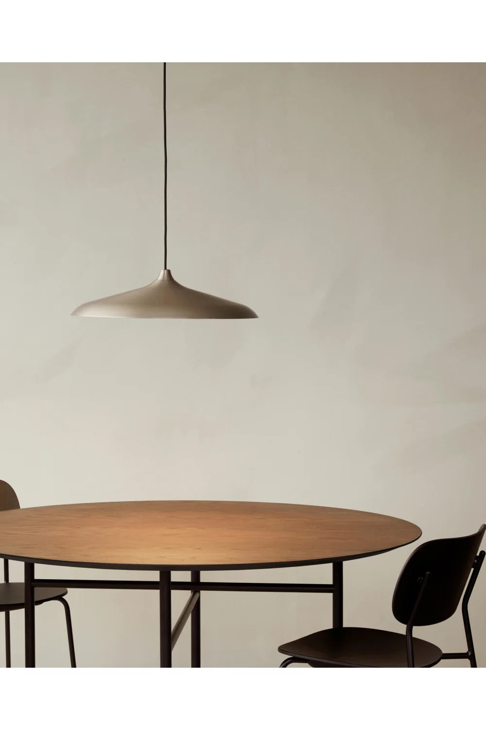 Luxury Snaregade Round Minimalist Dining Table Modern European Style for Villa