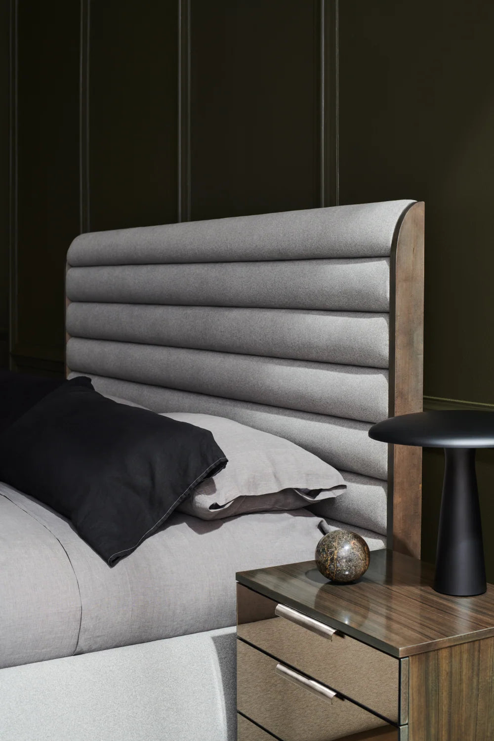 Luxury Upholstered Modern Channeled Bed European Style for Villa
