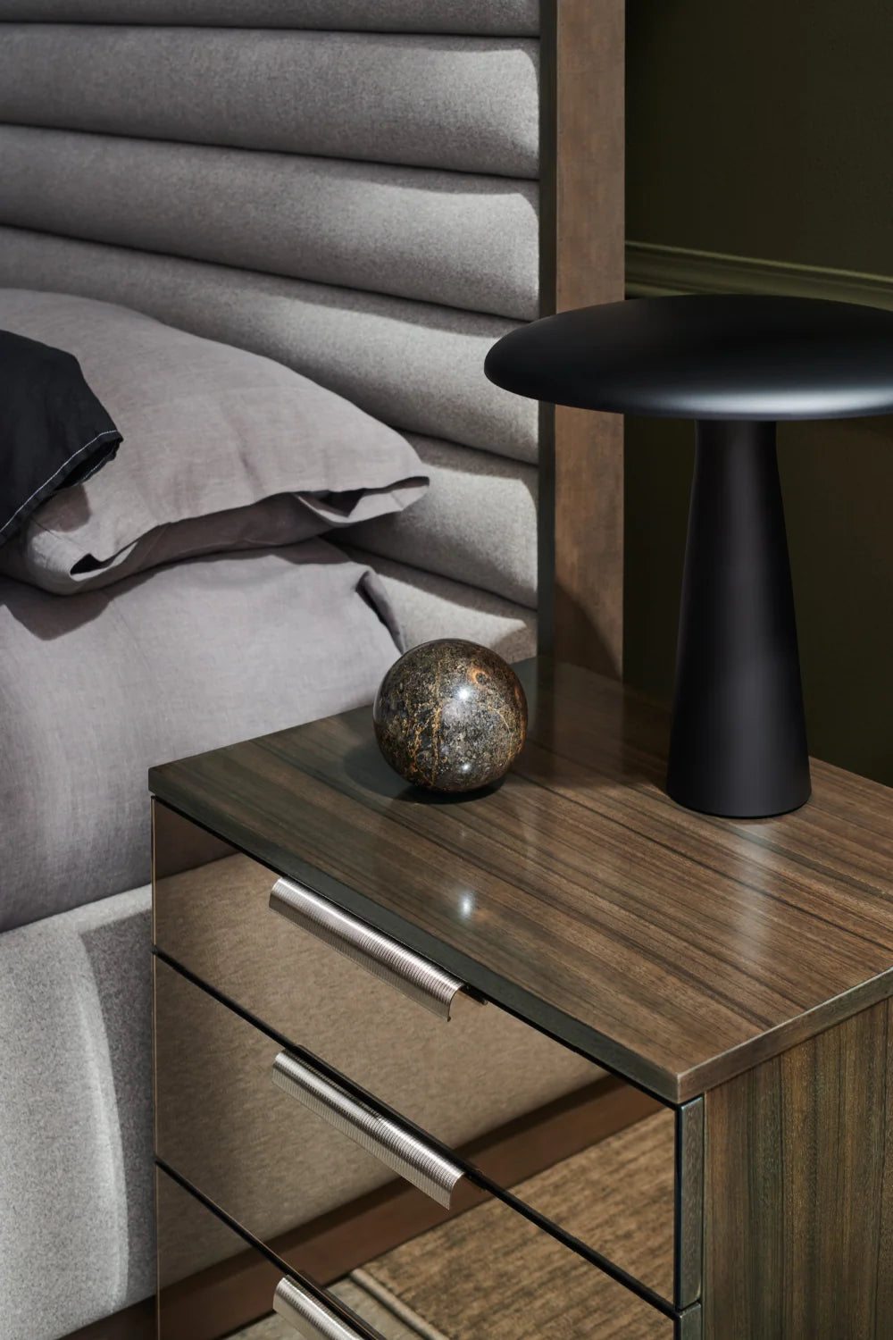 Luxury Upholstered Modern Channeled Bed European Style for Villa