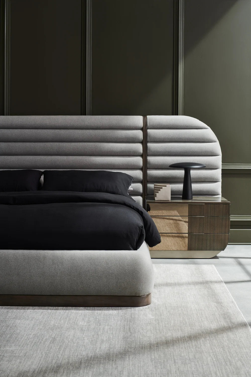 Luxury Upholstered Modern Channeled Bed European Style for Villa