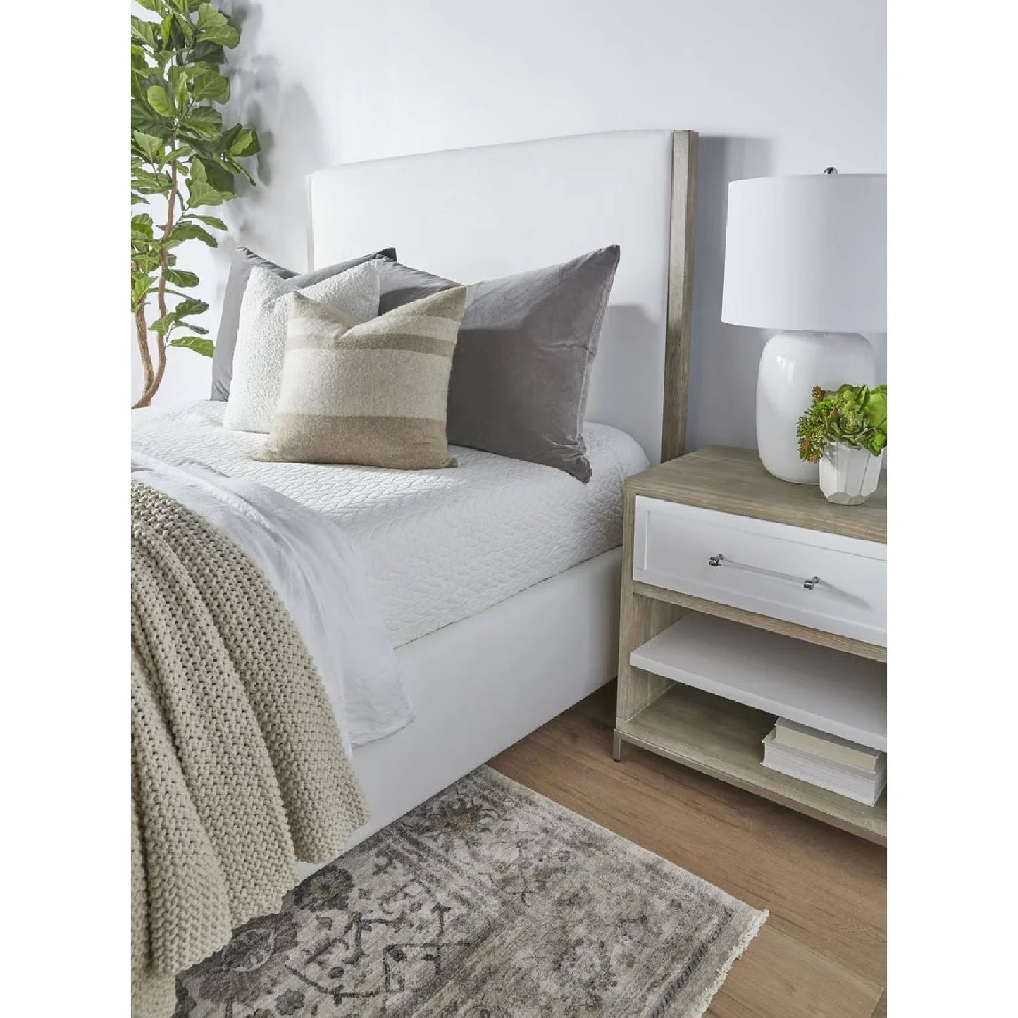 Luxury Upholstered Modern Solid Wood King Bed European Style for Villa