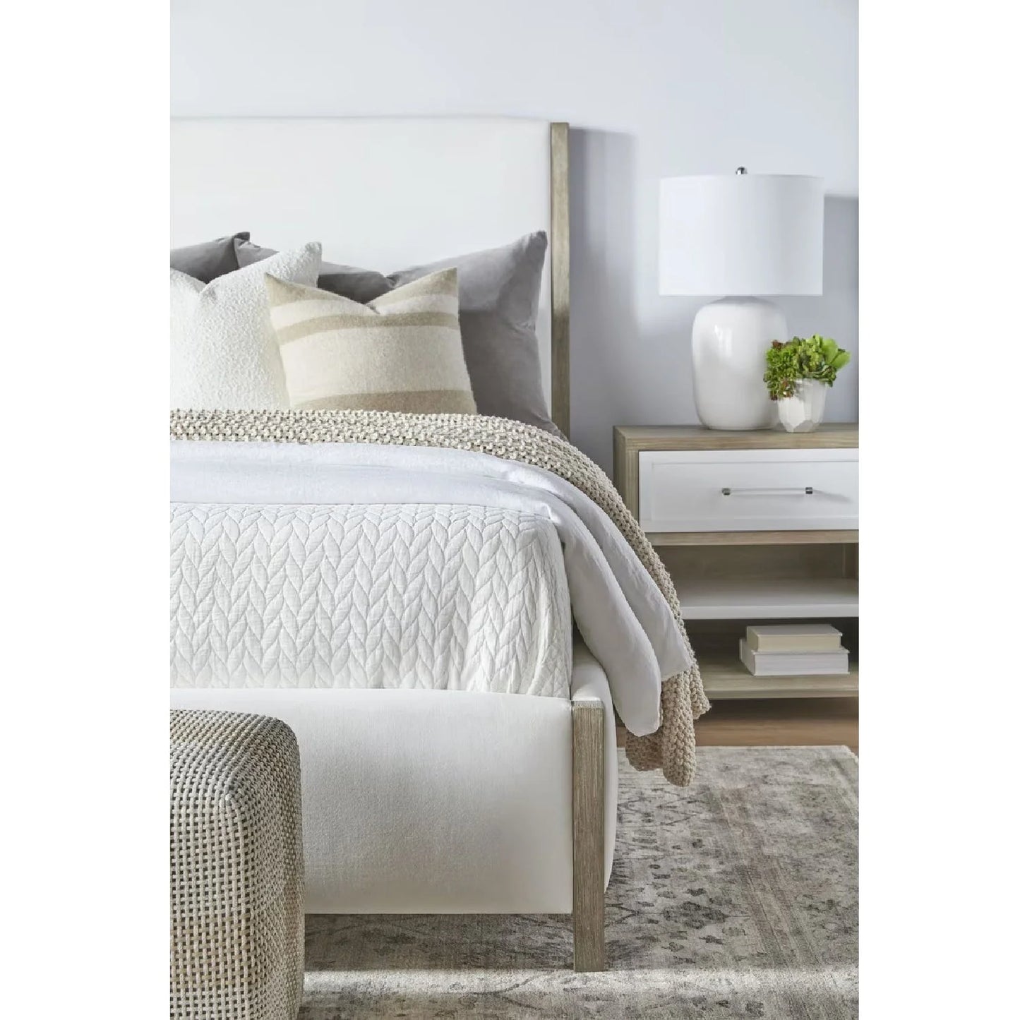 Luxury Upholstered Modern Solid Wood King Bed European Style for Villa